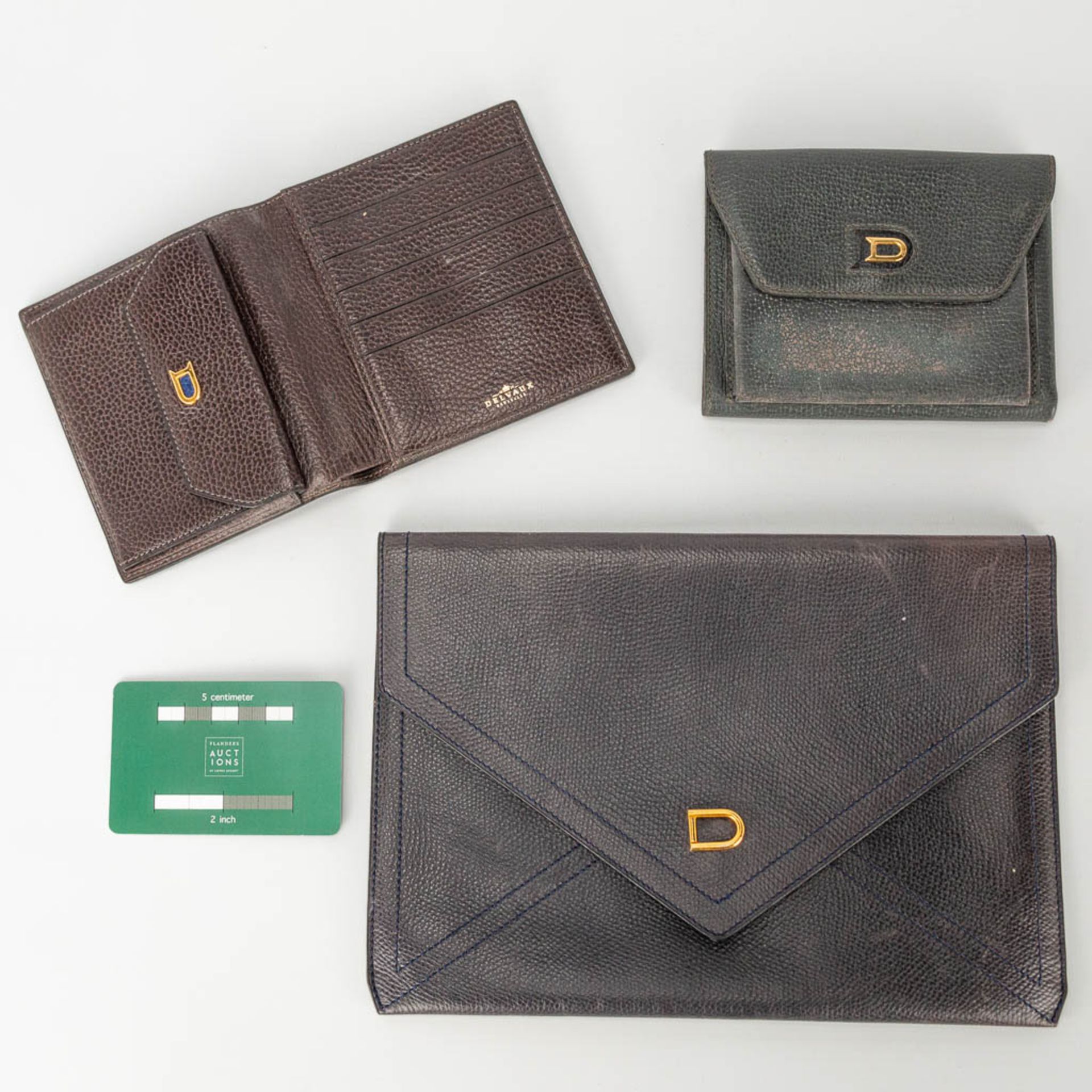 A collection of 2 wallets and a bifold made of leather and marked Delvaux. - Image 4 of 16