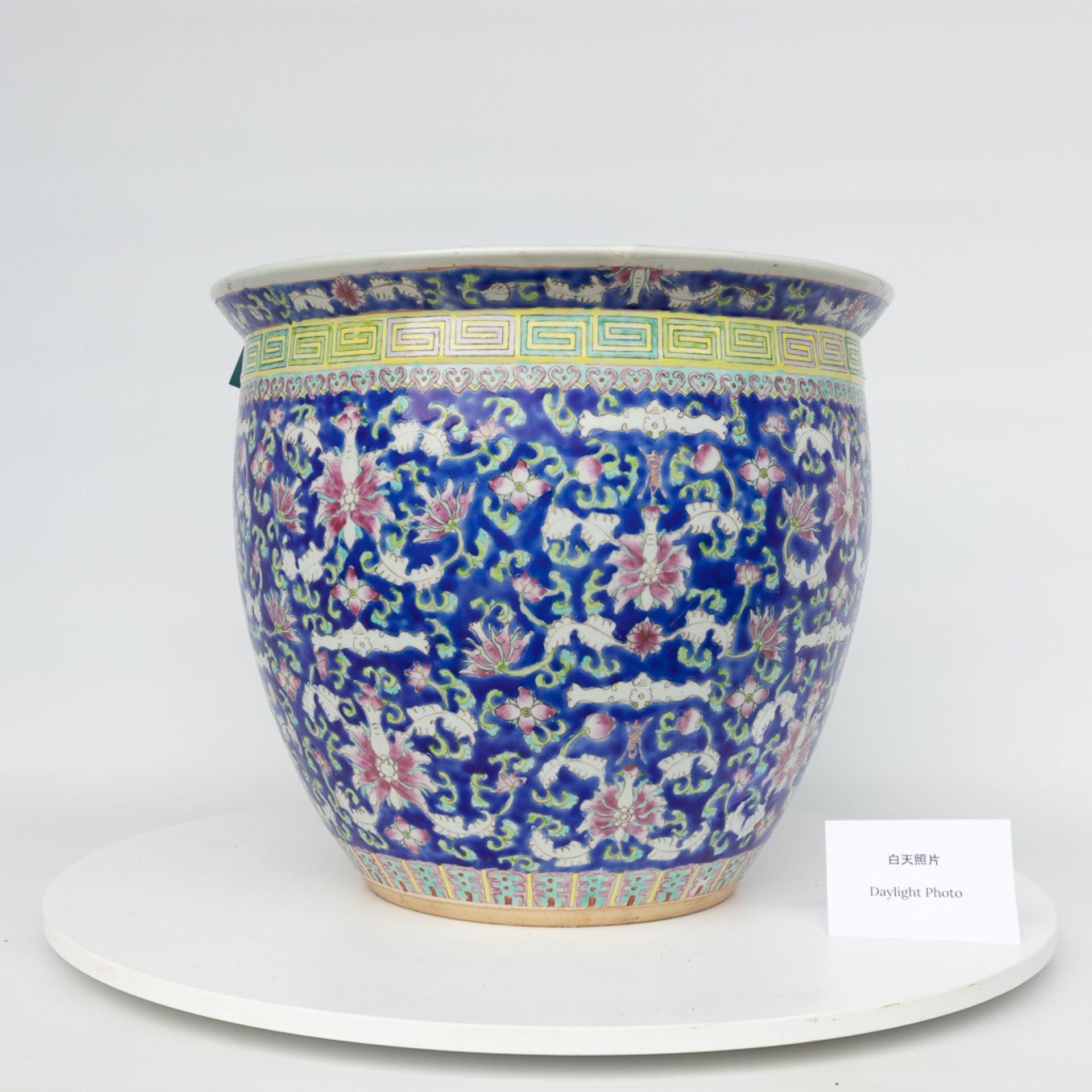 A large cache-pot made of Chinese porcelain and decorated with flowers - Image 10 of 10