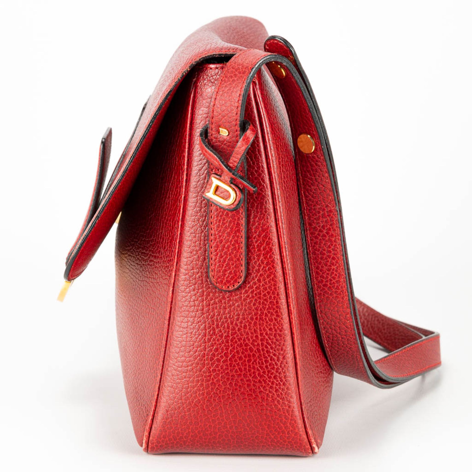 A purse made of red leather and marked Delvaux. - Image 4 of 16