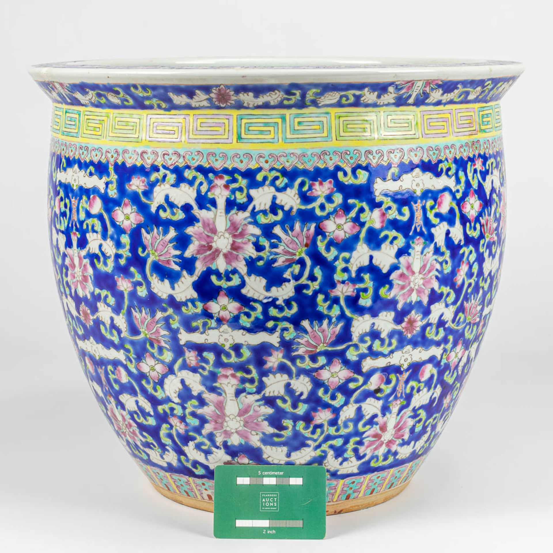 A large cache-pot made of Chinese porcelain and decorated with flowers - Image 4 of 10