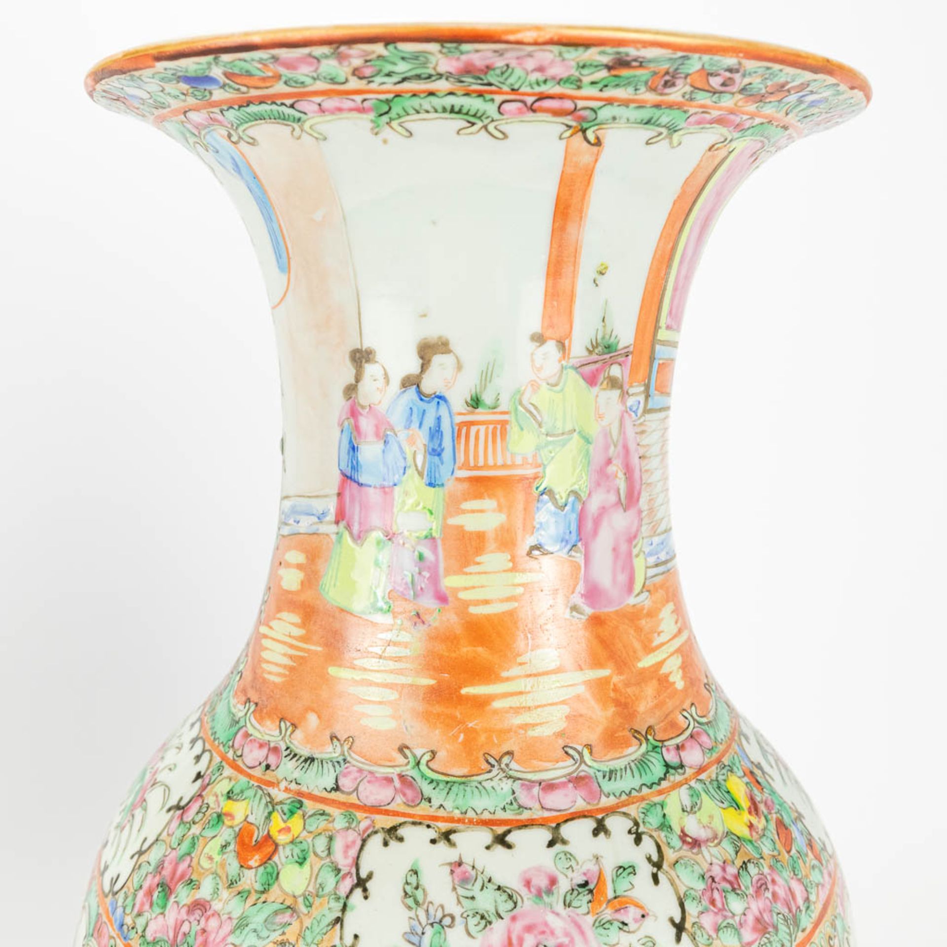 A pair of vases made of Chinese porcelain in Canton style. 19th century. - Image 5 of 17