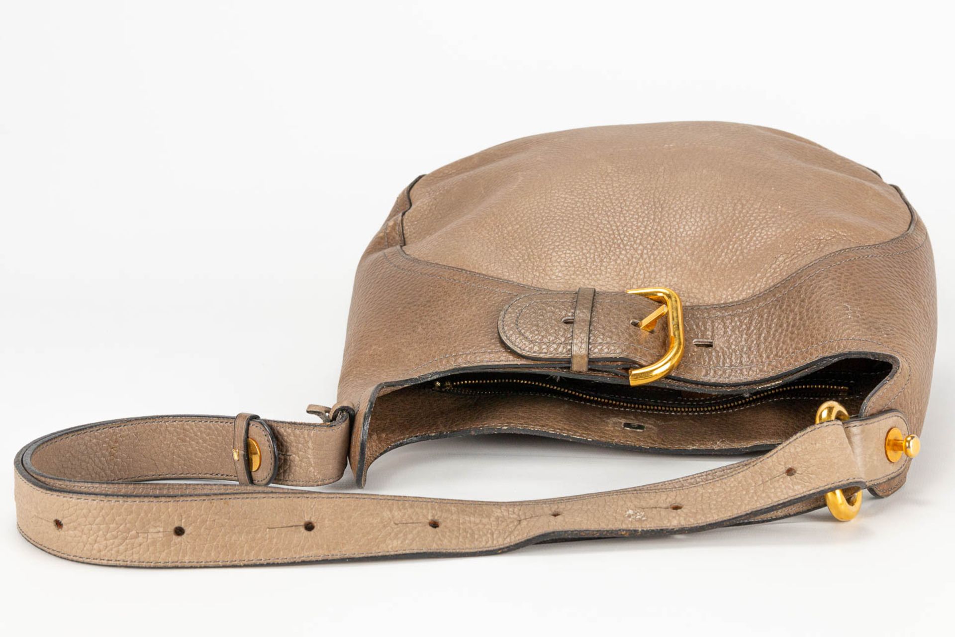 A purse made of brown leather and marked Delvaux. - Image 8 of 16