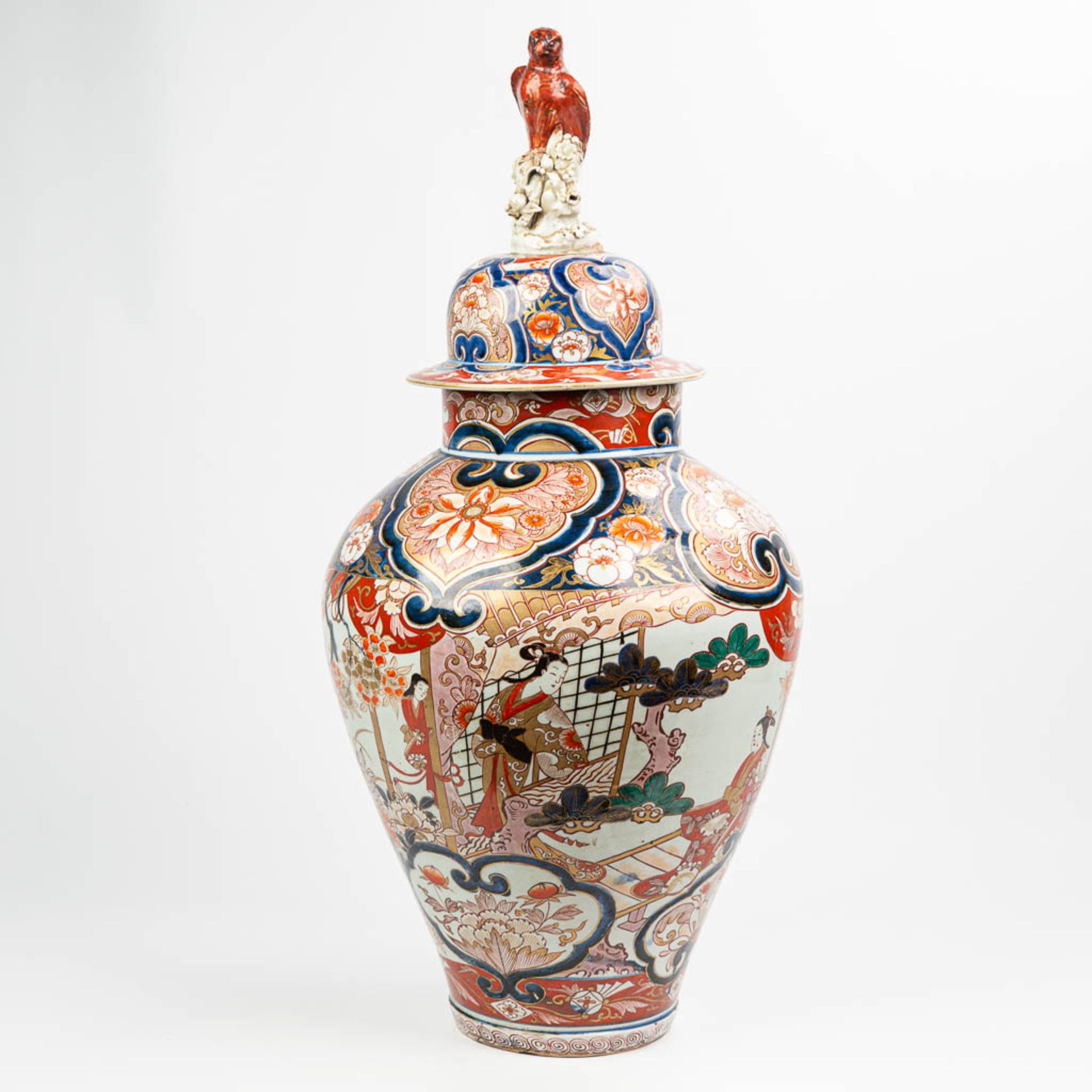 A large vase with lid made of Japanese porcelain in Imari - Image 5 of 16