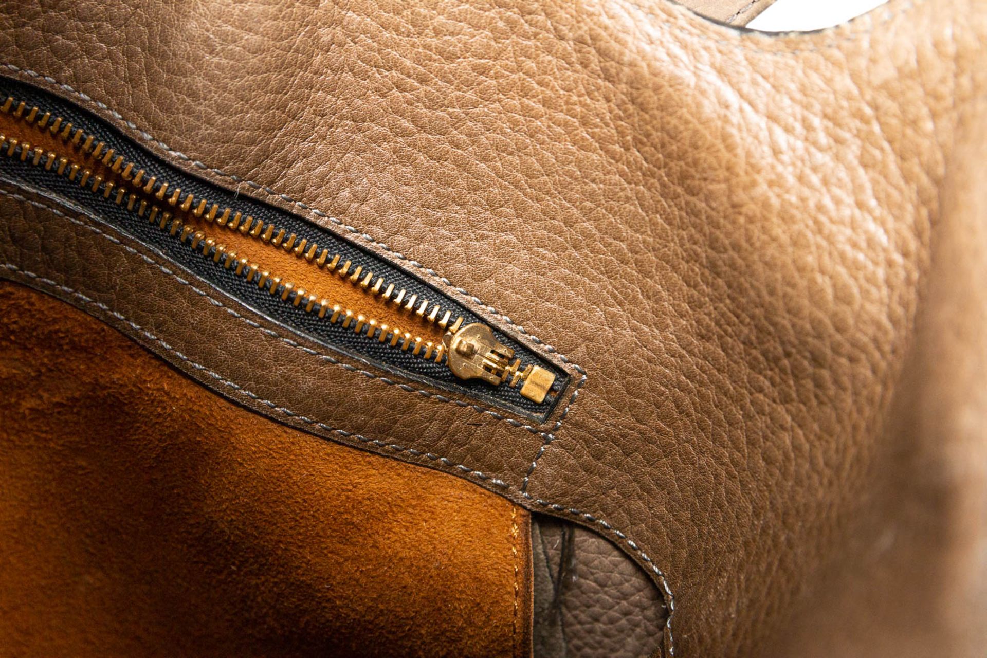 A purse made of brown leather and marked Delvaux. - Image 10 of 16