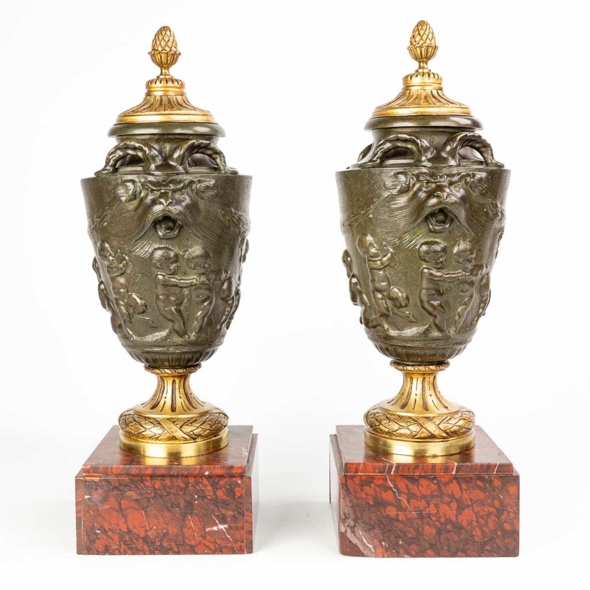 A pair of cassolettes made of patinated and gilt bronze and decorated with putti - Image 6 of 7