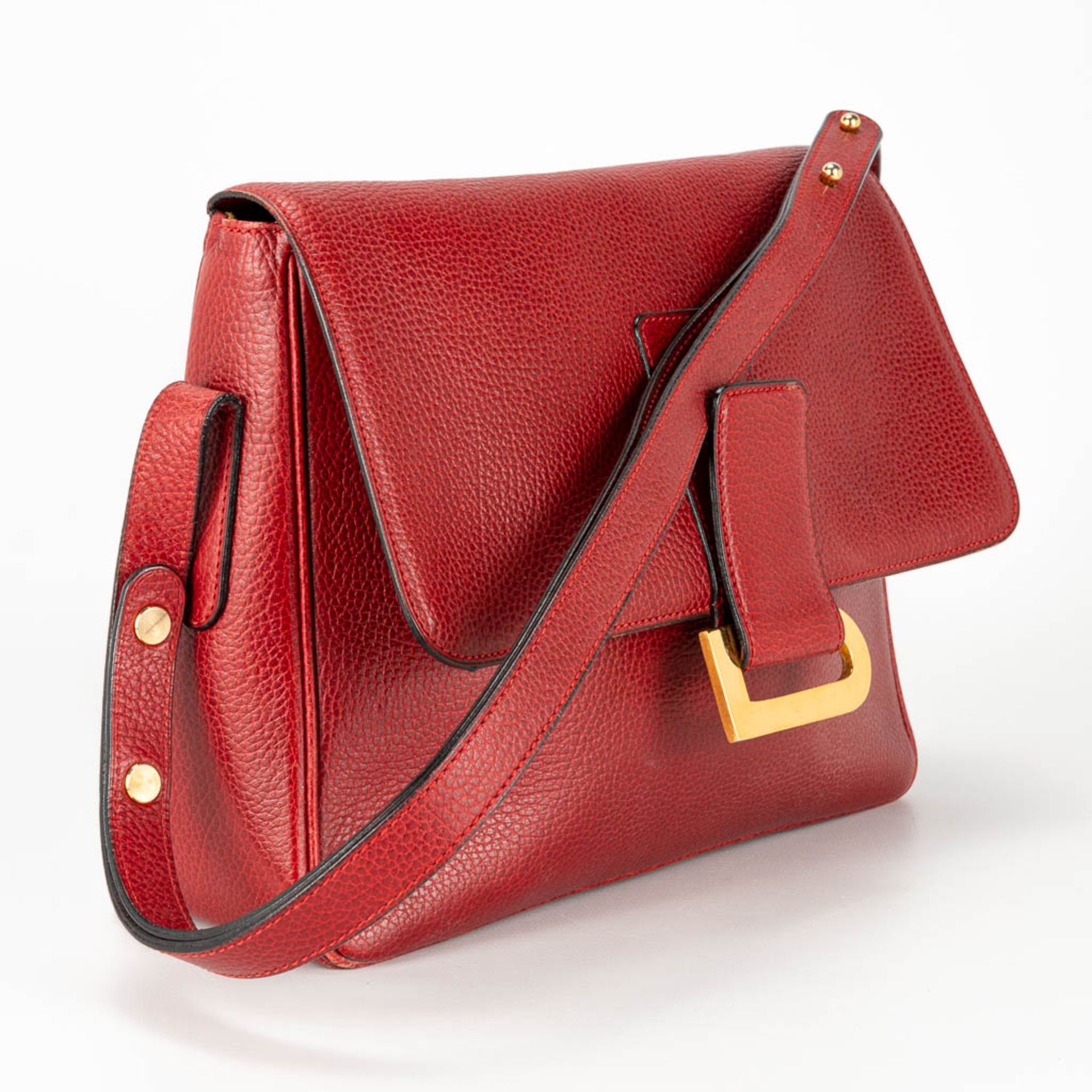 A purse made of red leather and marked Delvaux. - Image 11 of 16