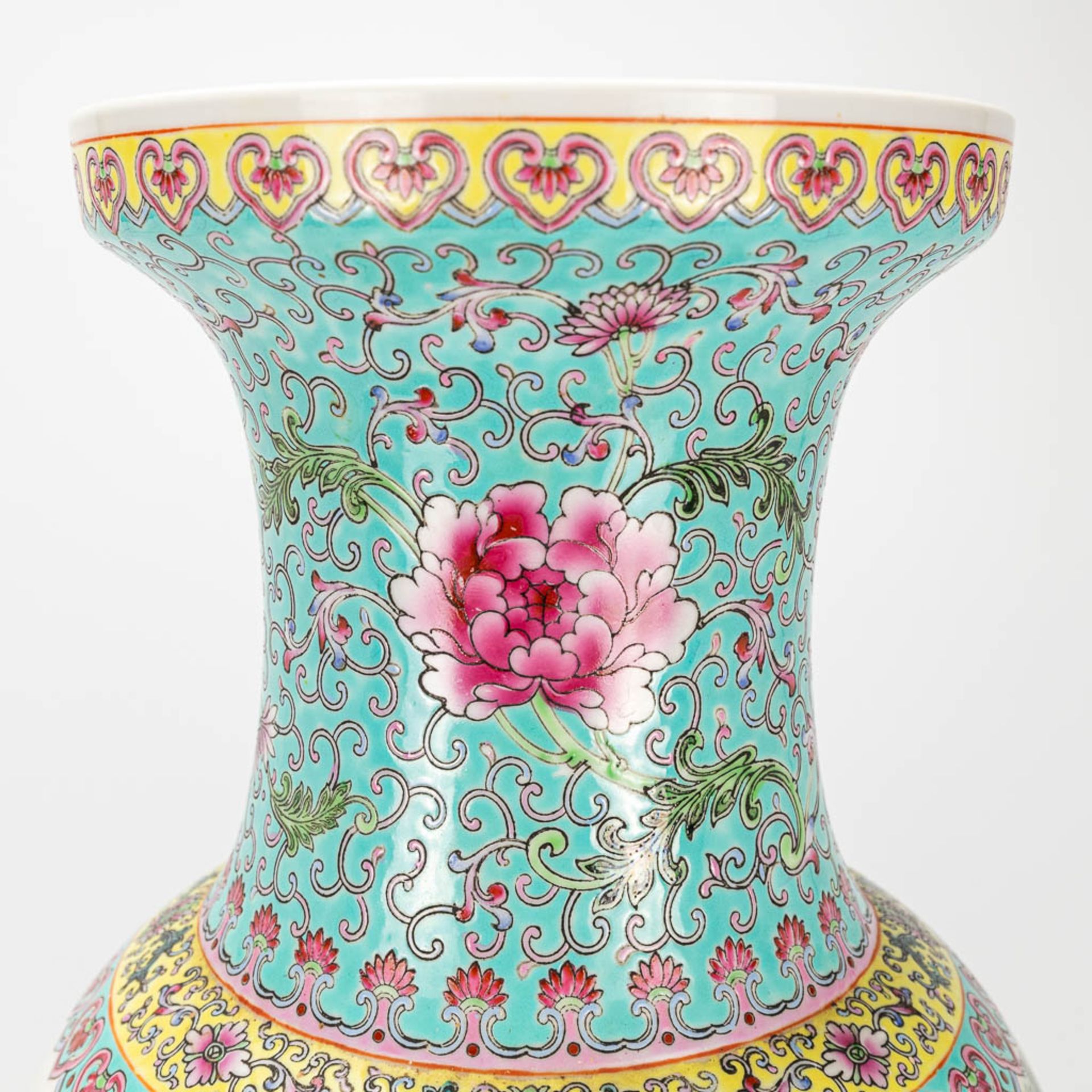 A vase made of Chinese porcelain and decorated with peacocks - Image 10 of 16