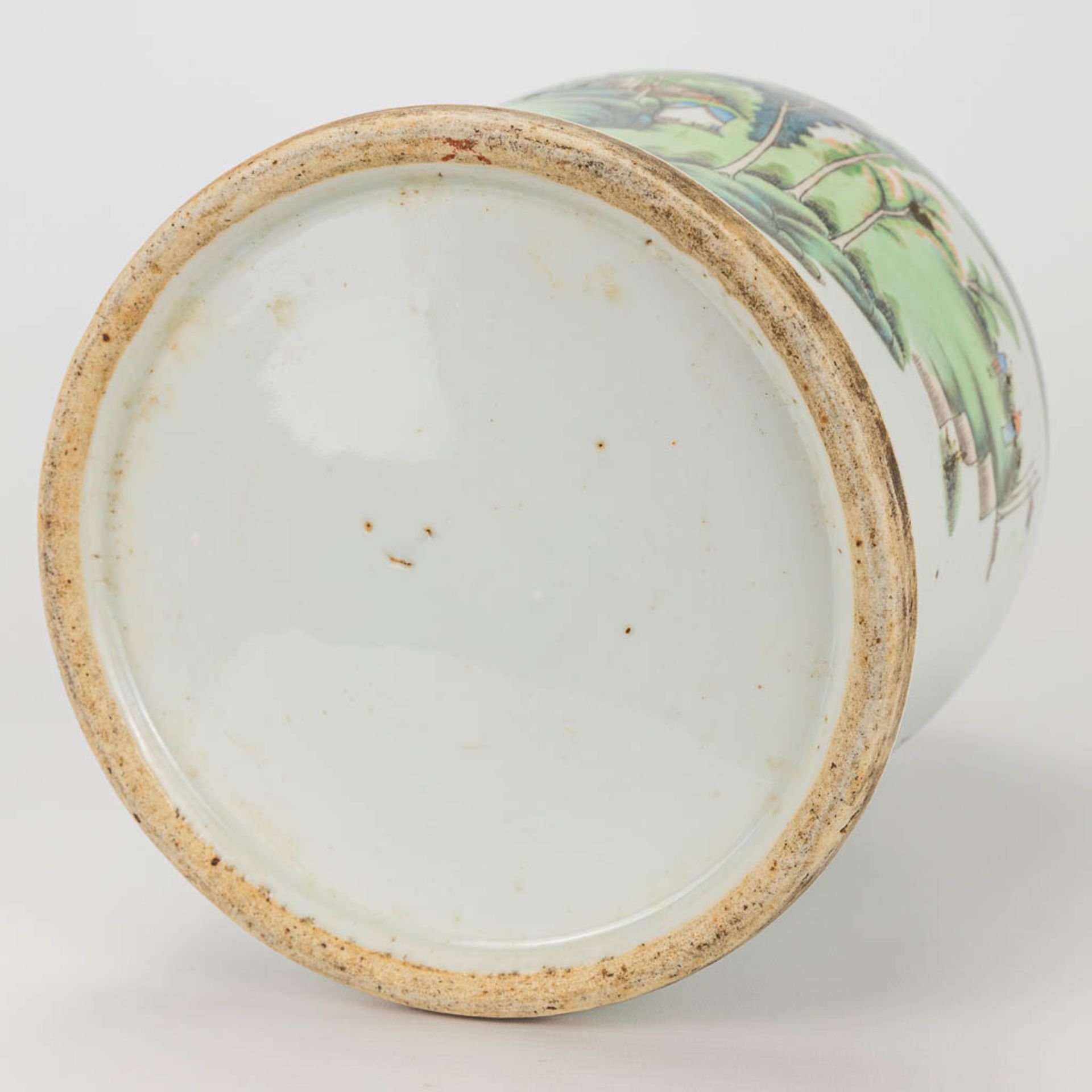 A vase with lid made of Chinese porcelain and decorated with landscapes - Image 13 of 19