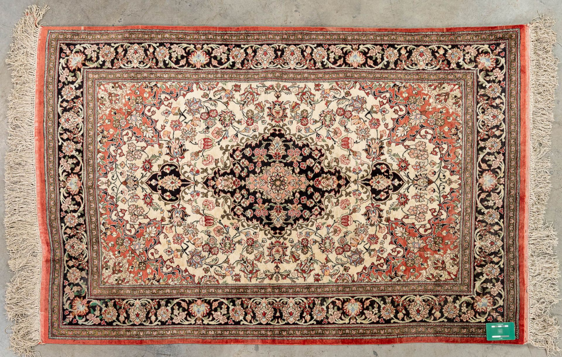 An Oriental hand-made carpet, Kirman. Made with silk. (103 x 158 cm) - Image 5 of 6