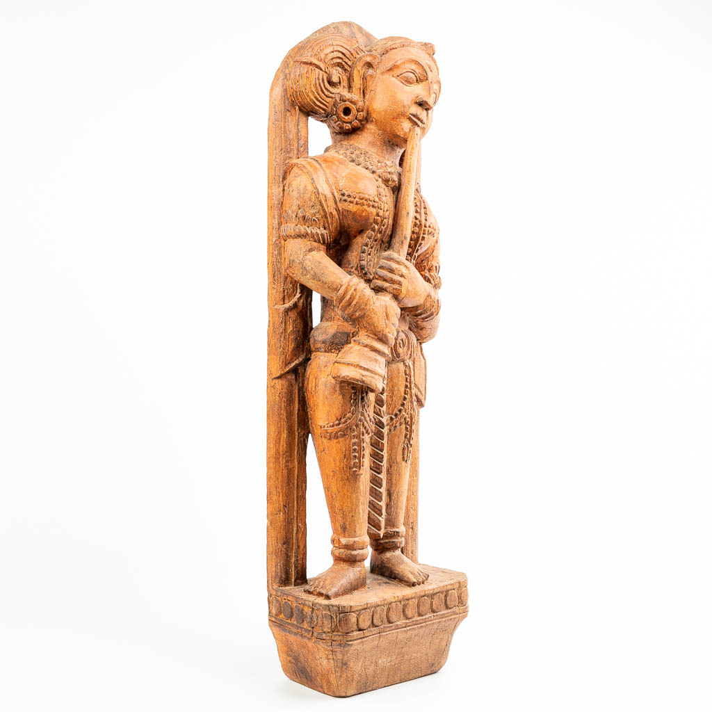 A statue made of sculptured hardwood, probably made in Indonesia. - Image 4 of 10