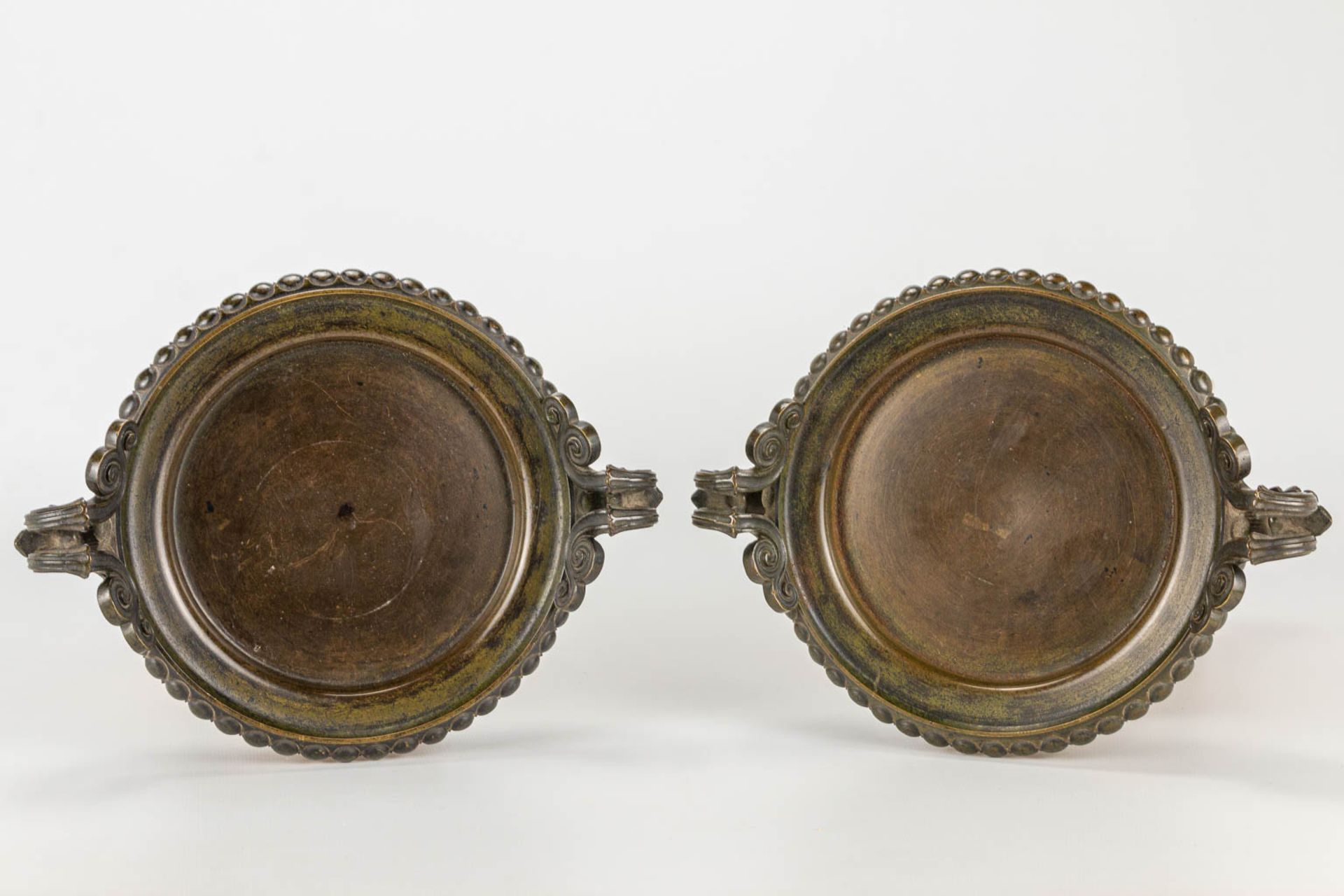 A pair of cassolettes in neoclassical style, made of bronze and mounted on a marble base. - Image 4 of 13