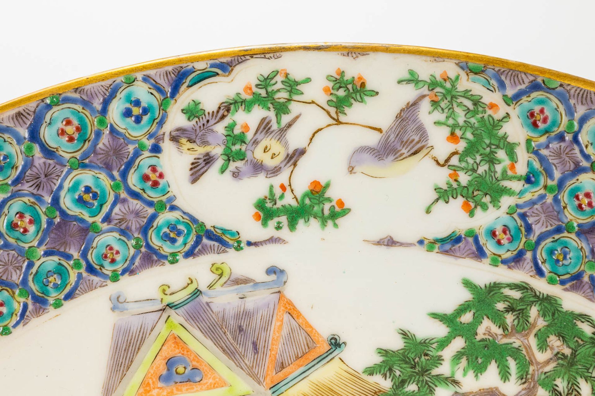 A pair of plates made of Chinese porcelain in Kanton style. 19th century. - Image 18 of 24