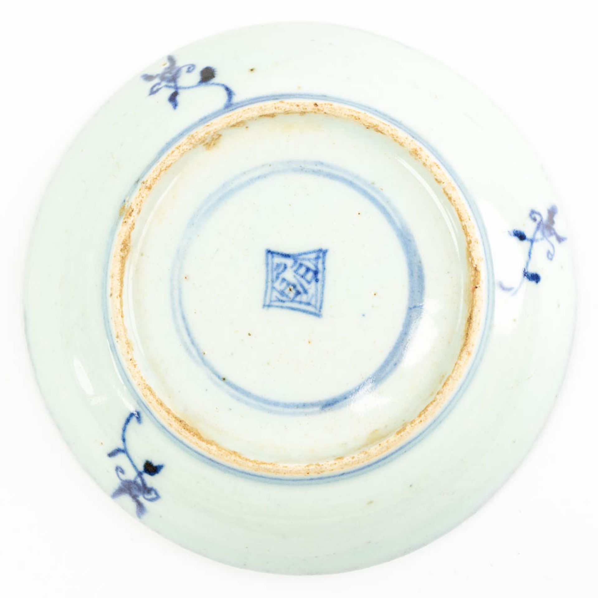 A collection of 5 plates made of Chinese porcelain with different patterns. - Image 3 of 15