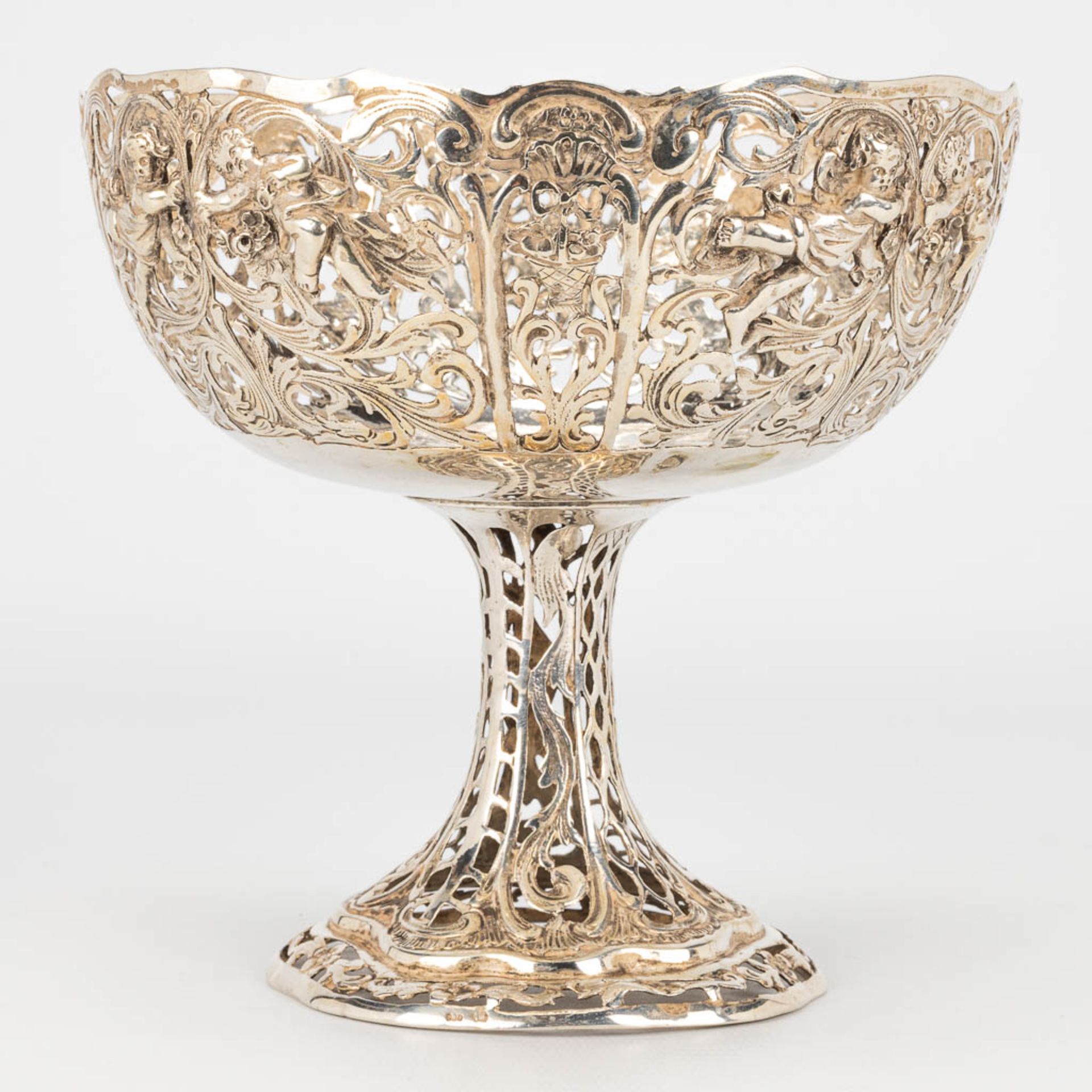 A tazza made of silver and decorated with putti. 248g - Image 3 of 10
