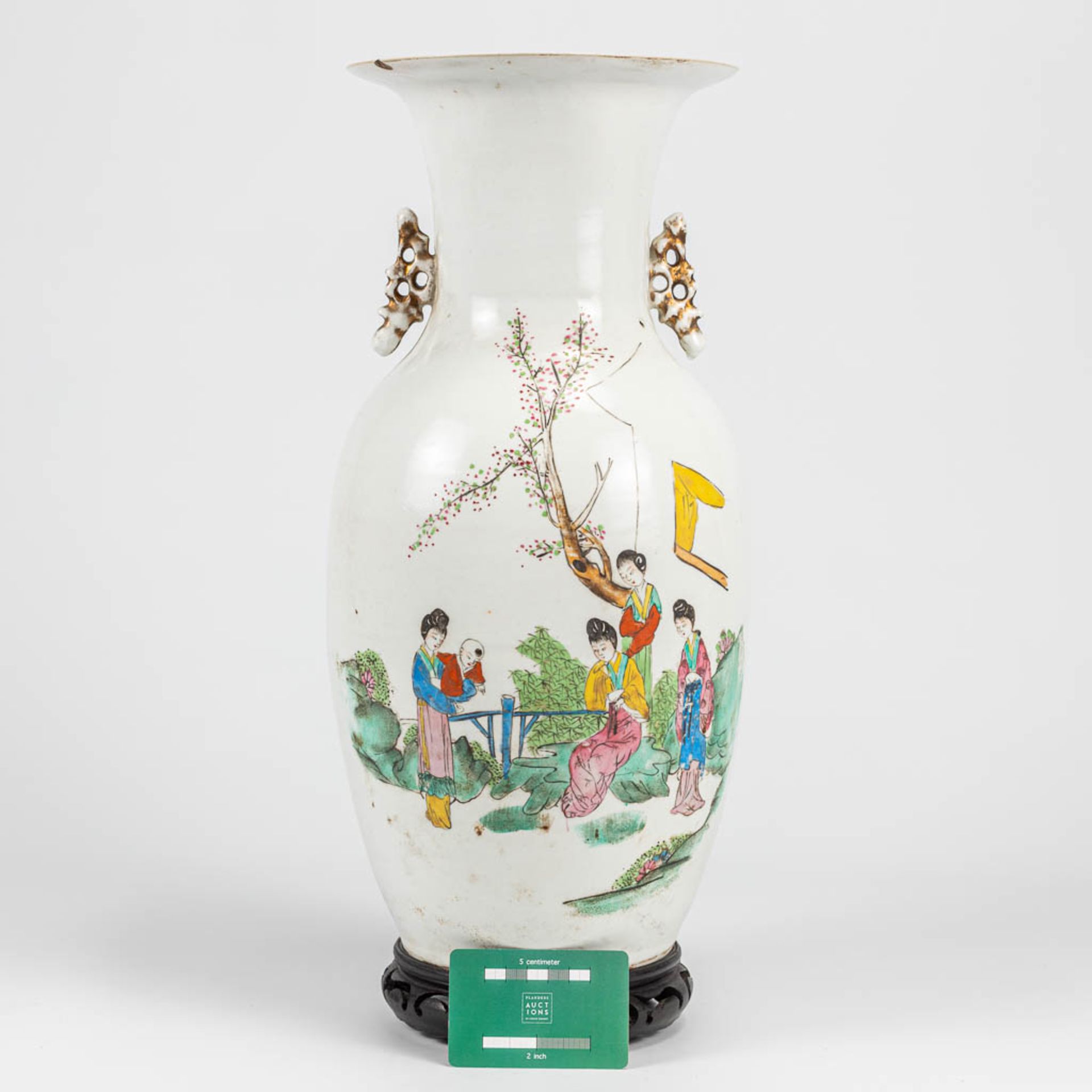 A vase made of Chinese porcelain and decorated with ladies and calligraphy. - Image 9 of 16
