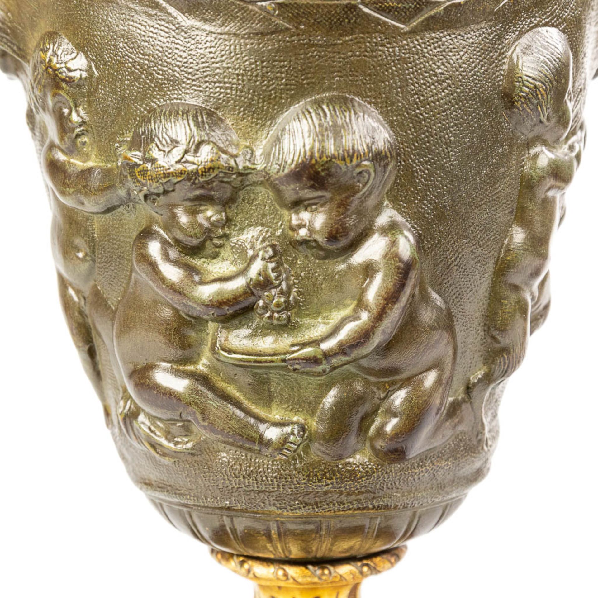 A pair of cassolettes made of patinated and gilt bronze and decorated with putti - Image 4 of 7