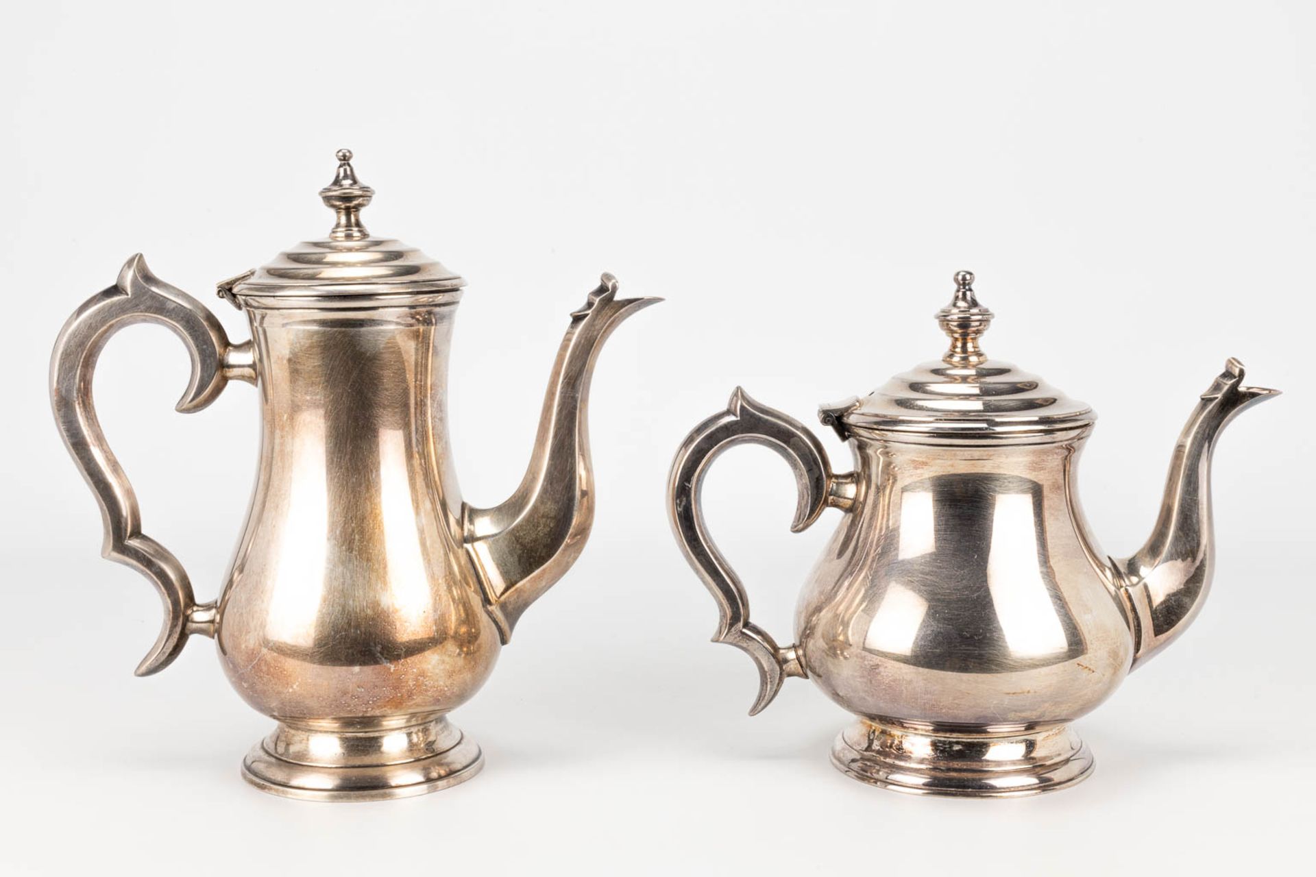 A coffee and tea service made of silver-plated metal. - Image 7 of 15