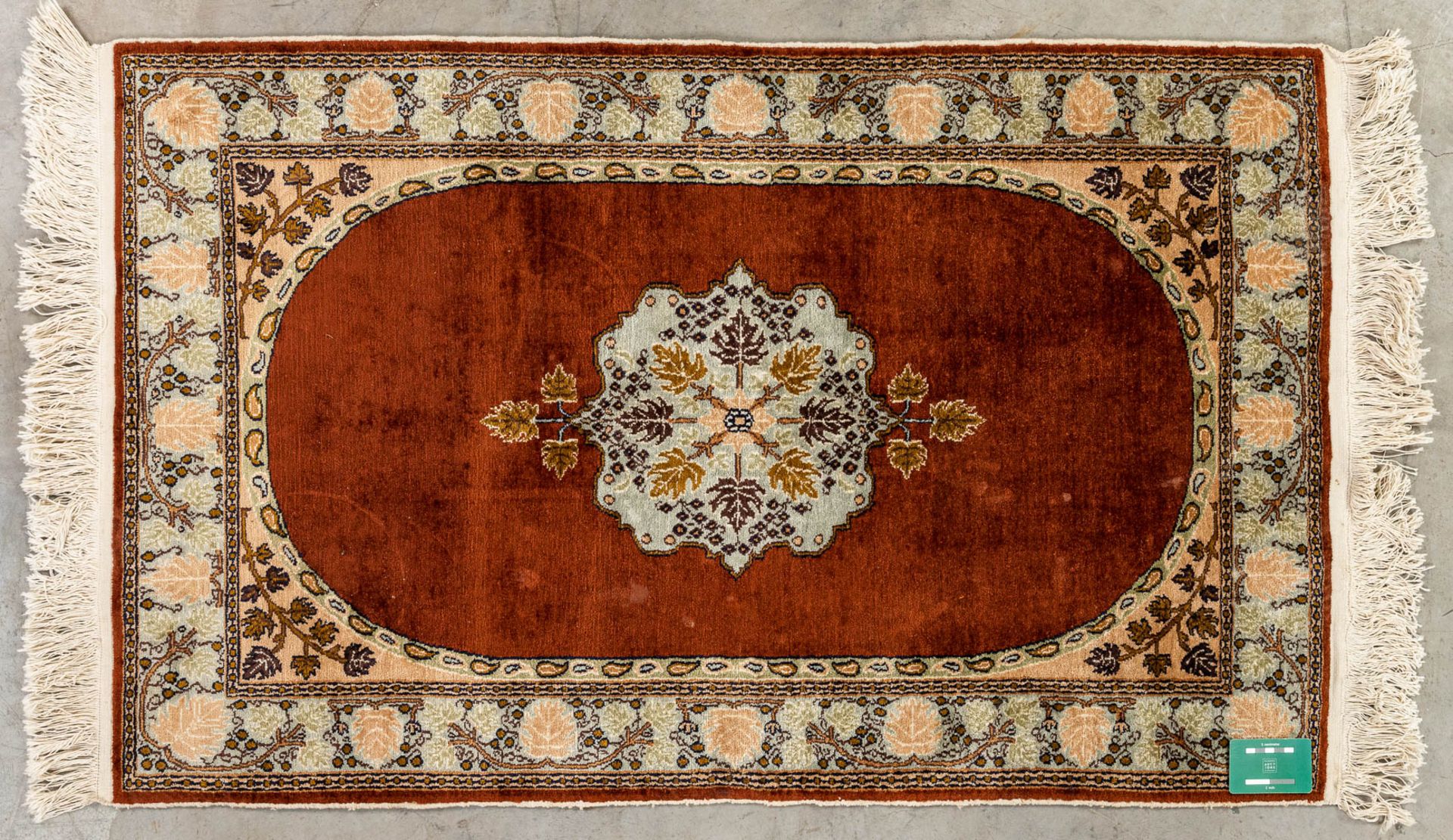 An oriental hand-made carpet. (79 x 125 cm) - Image 5 of 6