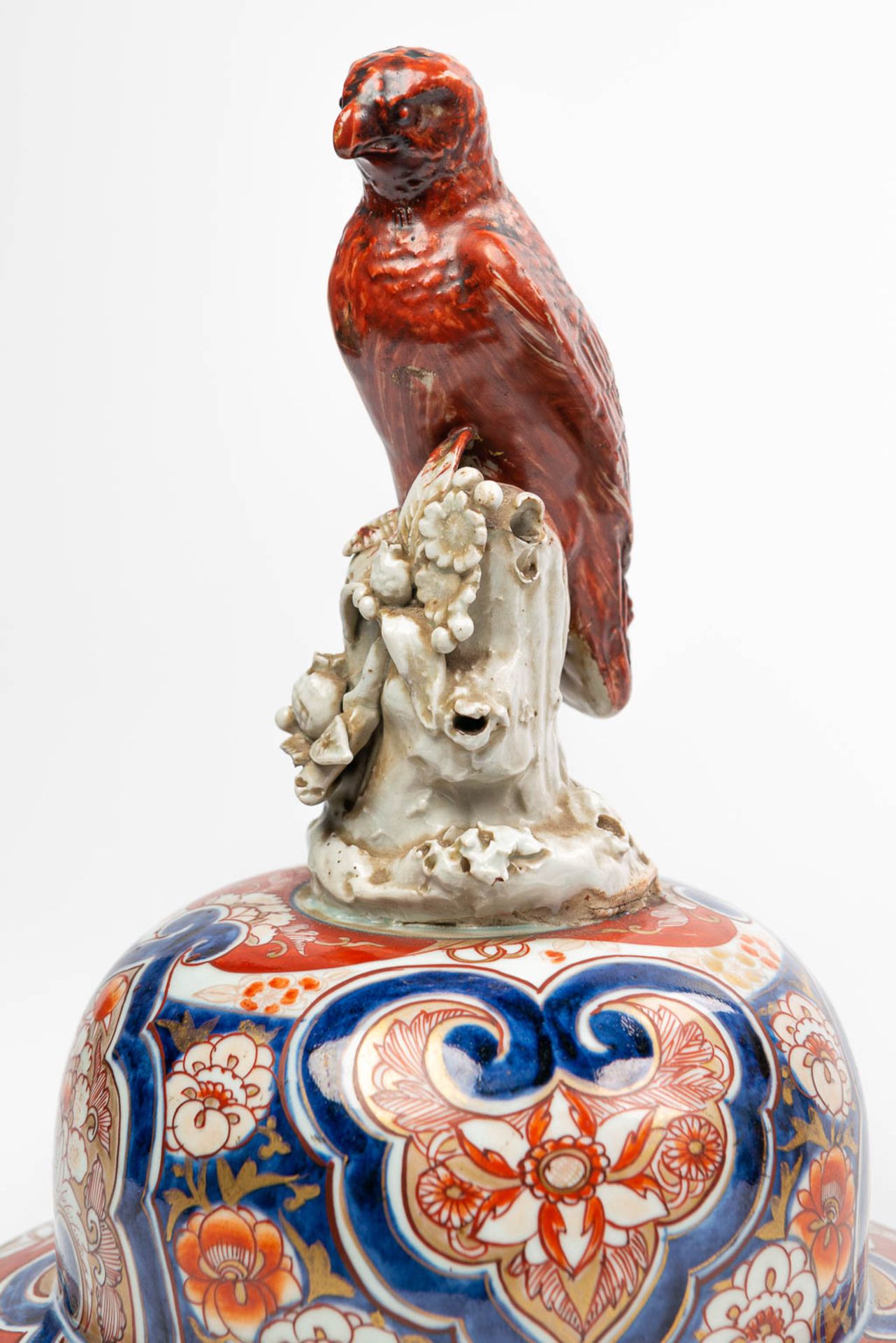 A large vase with lid made of Japanese porcelain in Imari - Image 13 of 16