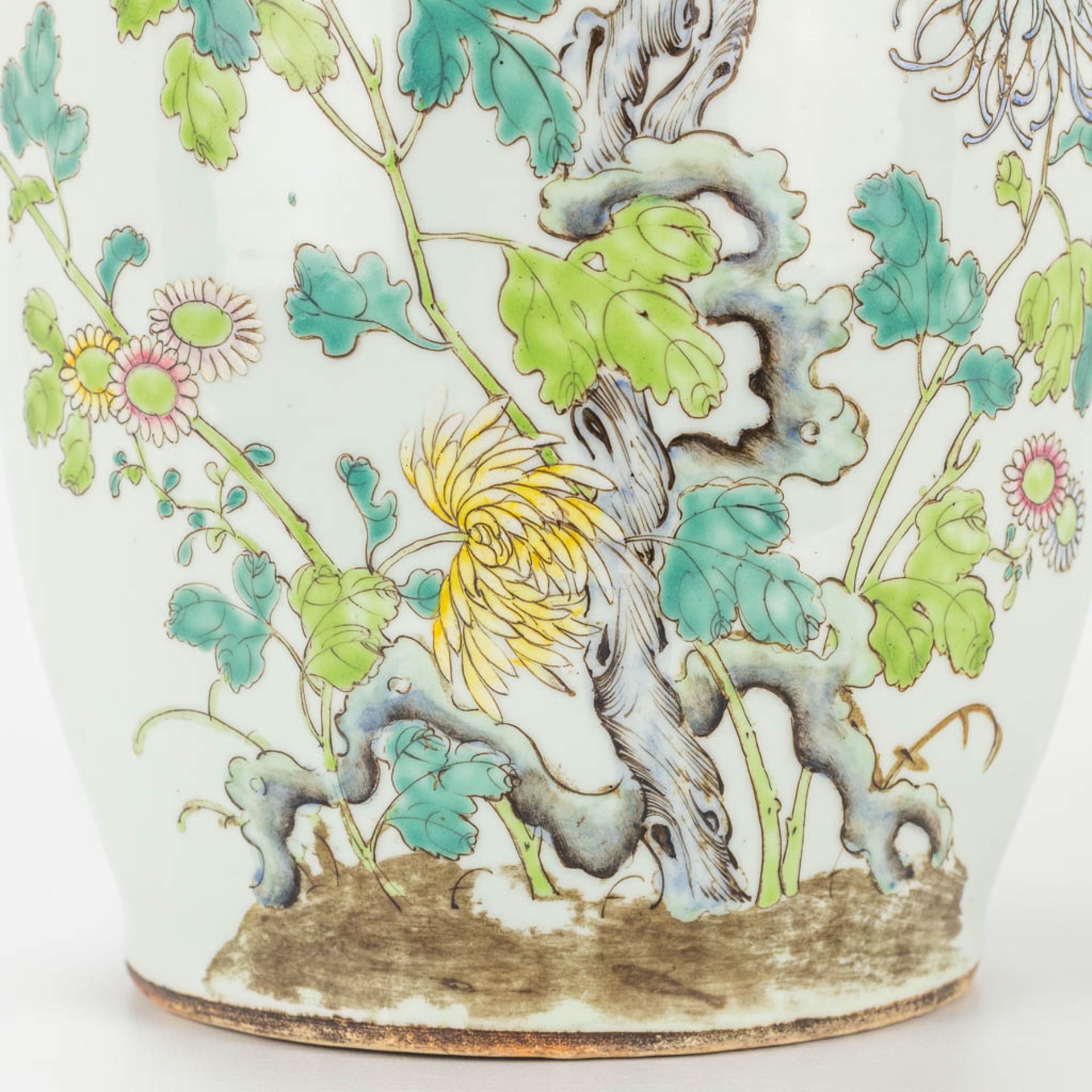 A vase made of Chinese porcelain and decorated with roses and bats. 19th century. - Image 9 of 13