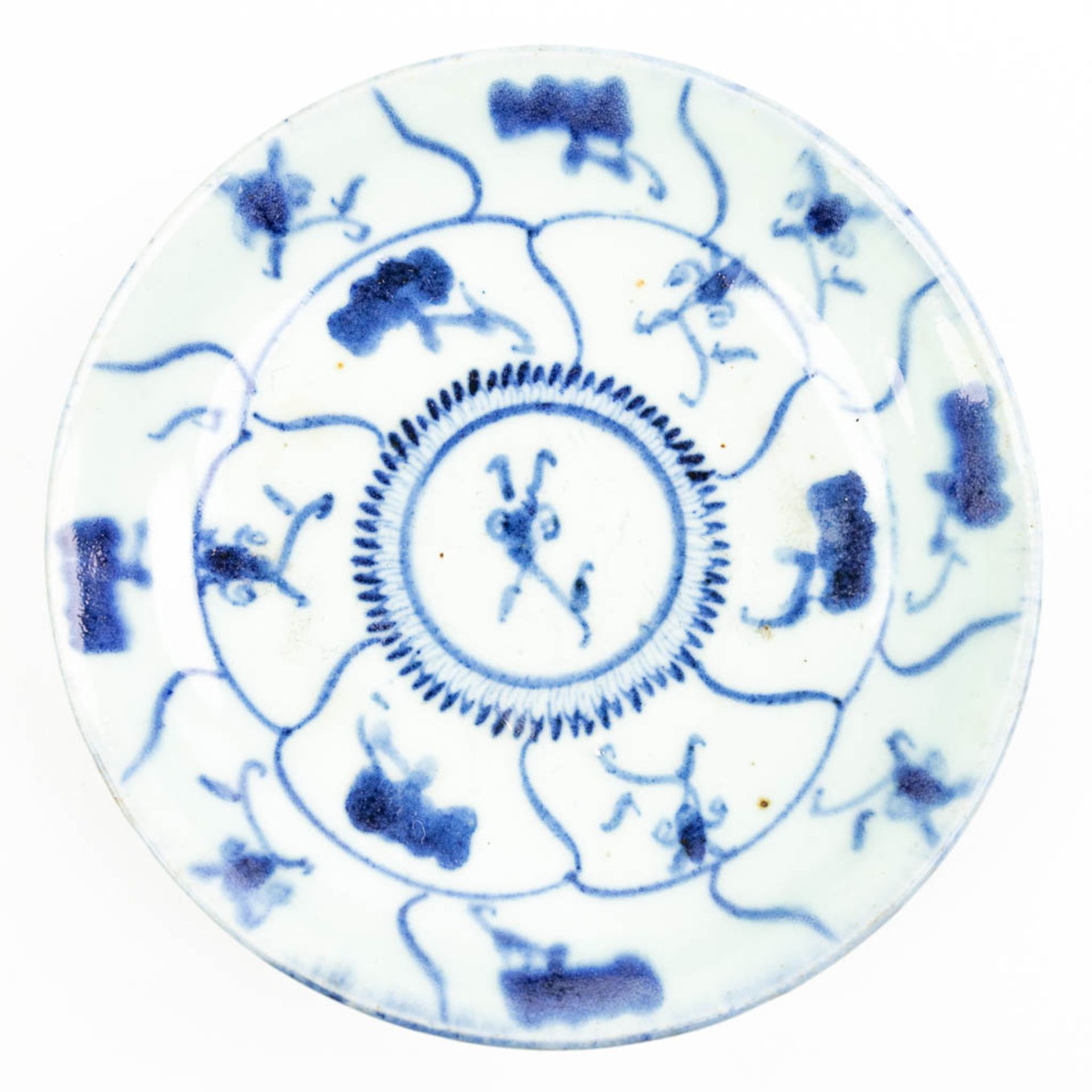 A collection of 5 plates made of Chinese porcelain with different patterns. - Image 9 of 15