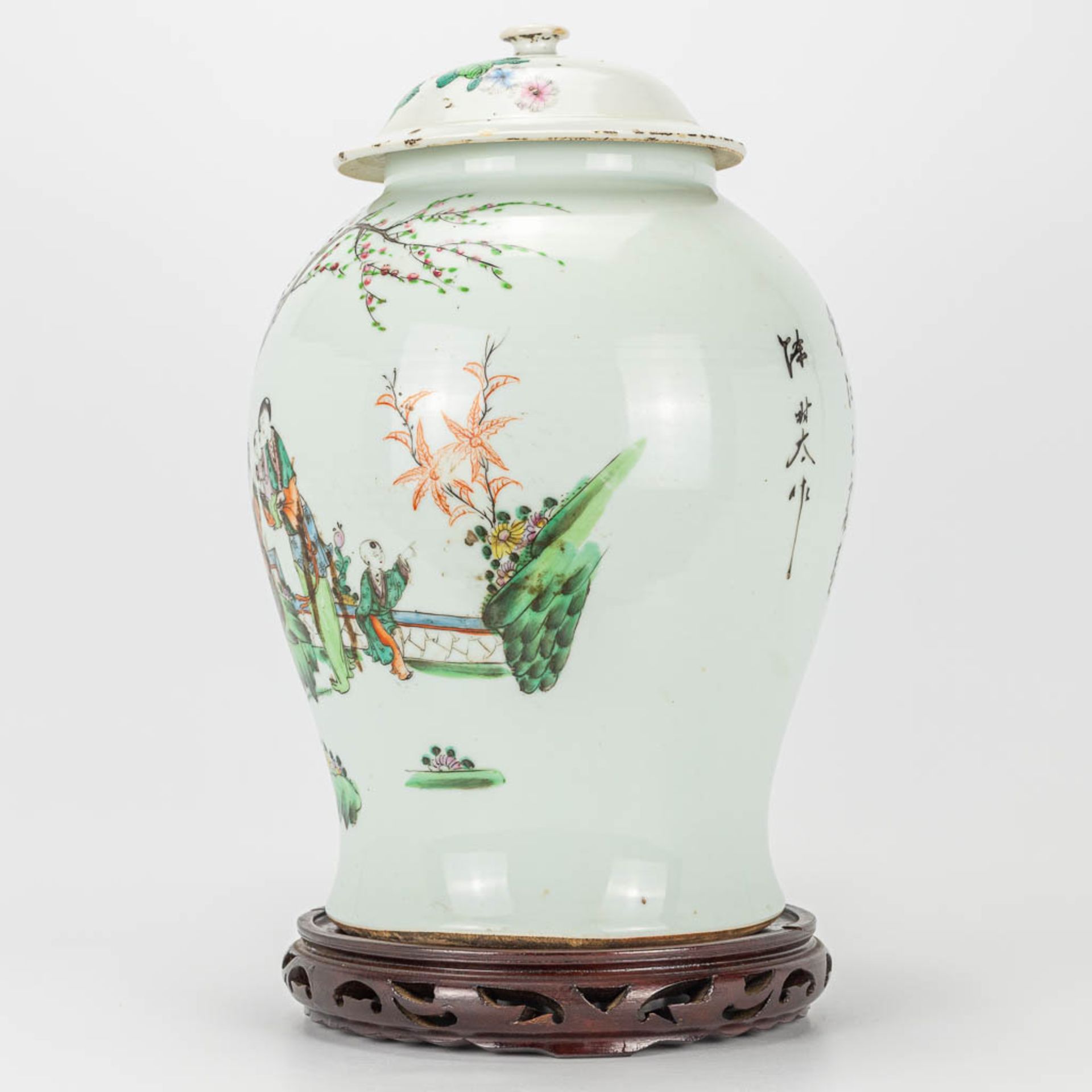 A vase with lid made of Chinese porcelain and decorated with ladies in the garden with a child - Image 3 of 15