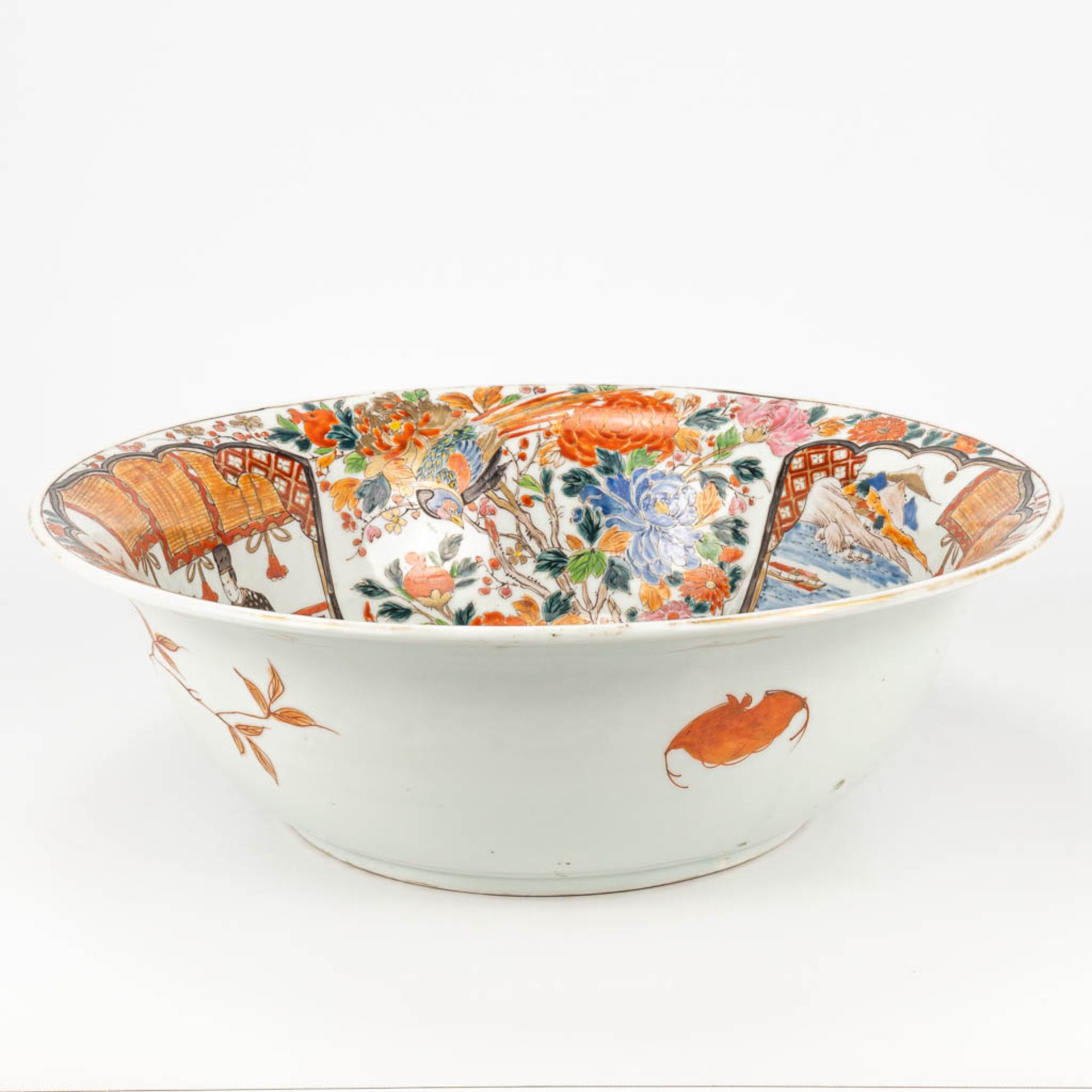 A bowl made of Japanese porcelain and decorated Kutani. - Image 8 of 14