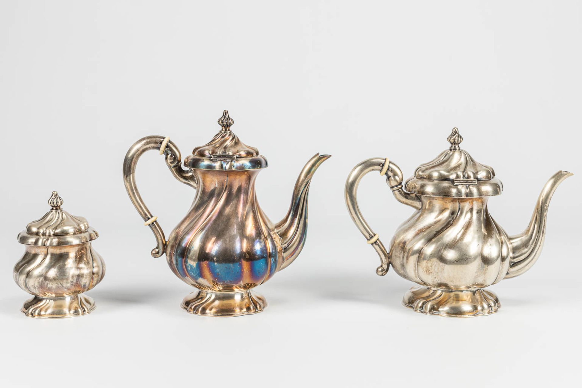 A 4-piece coffee and tea service made of silver on a silver-plated tray. - Image 8 of 14