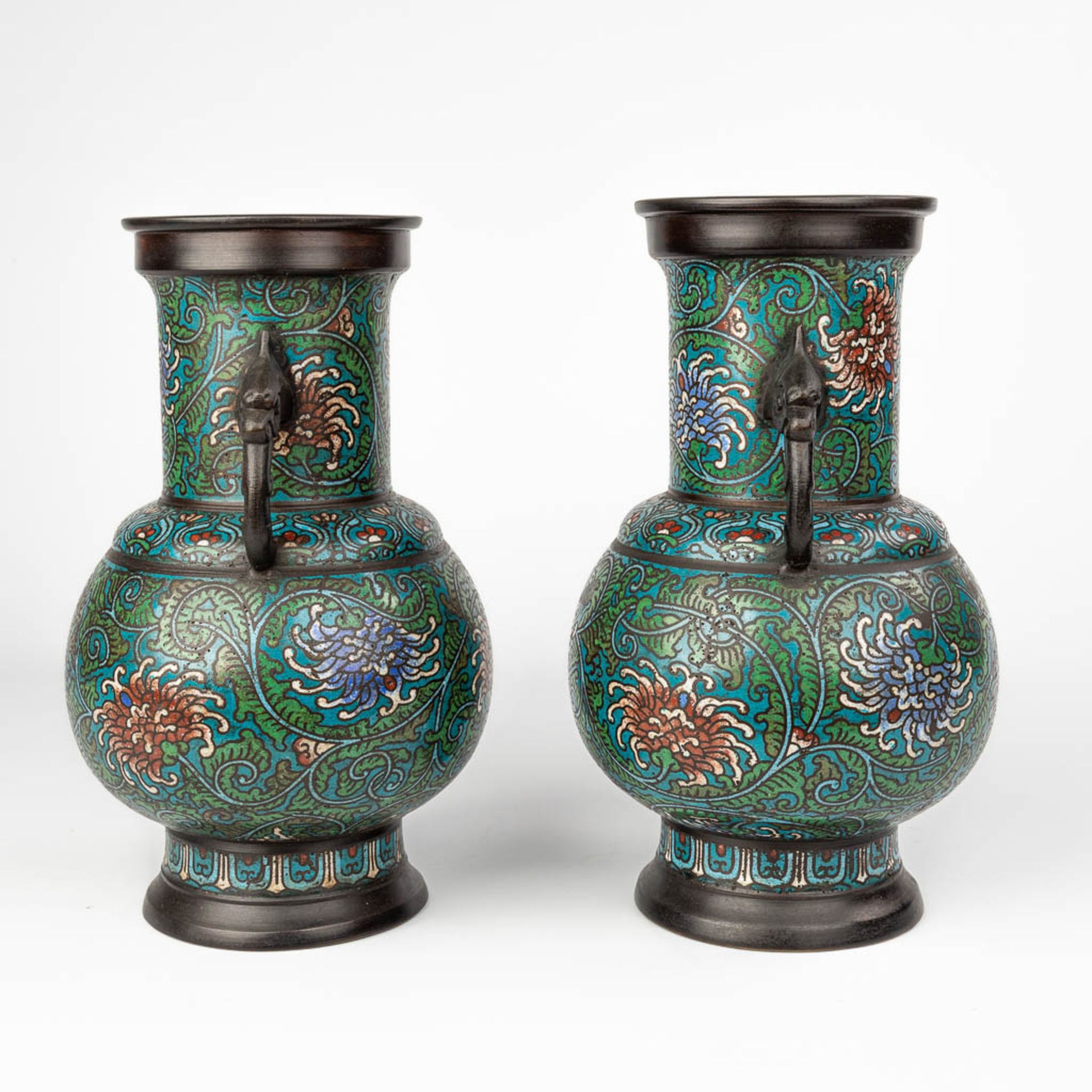 A pair of antique cloisonnŽ vases, made in Japan. Probably Meiji - Image 3 of 9