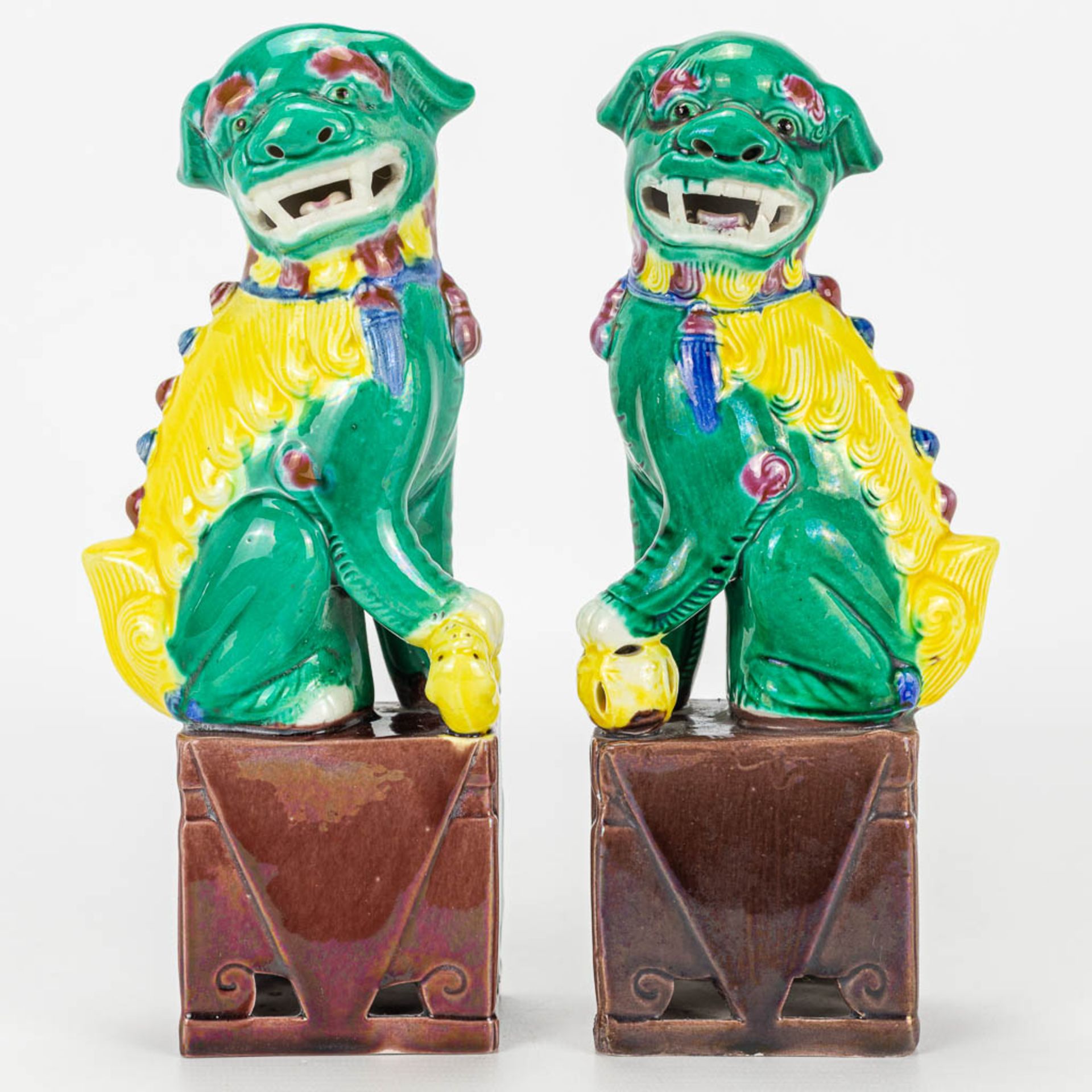 A pair of Foo dogs and chicken made of Chinese porcelain. - Image 11 of 14
