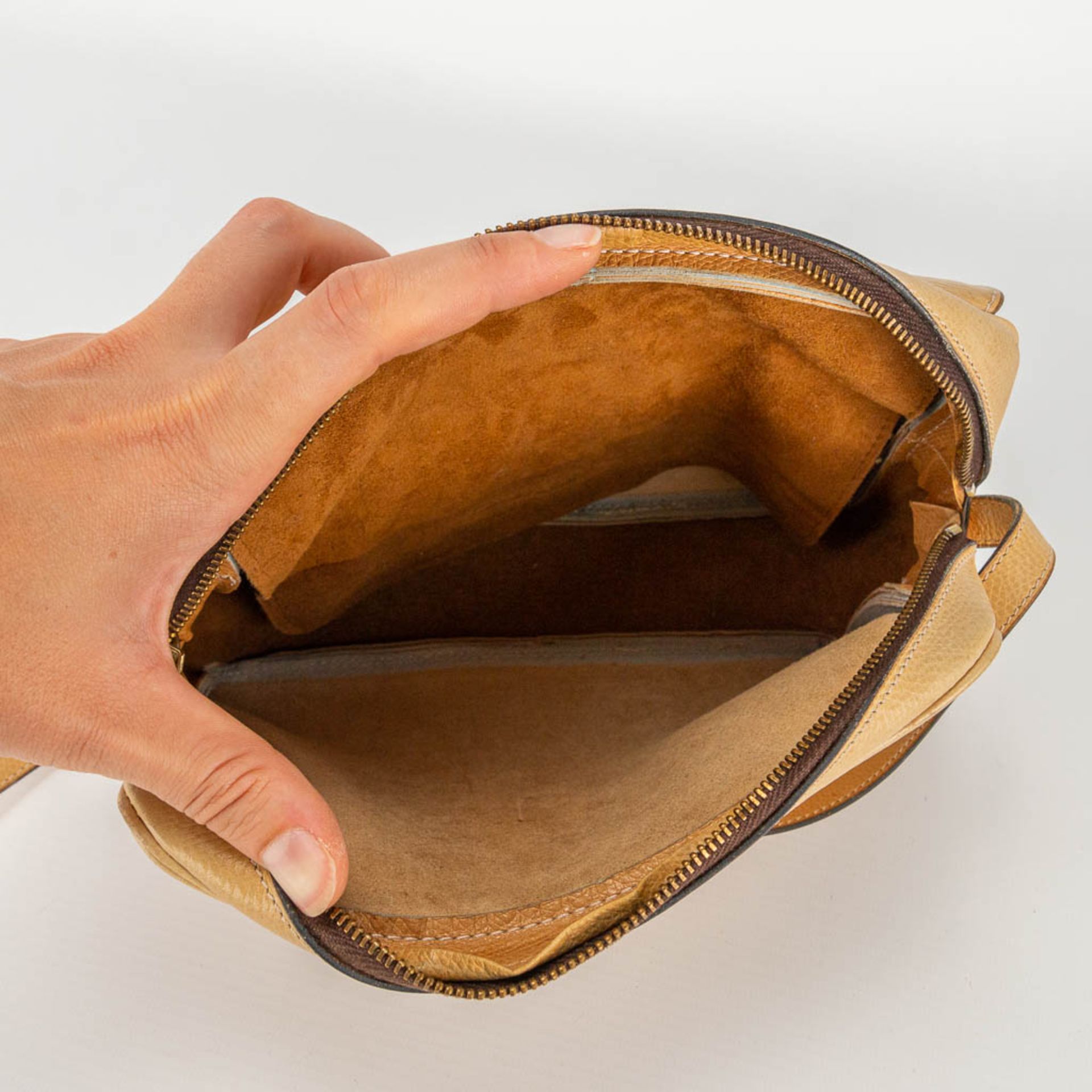 A purse made of brown leather and marked Delvaux. - Image 8 of 14