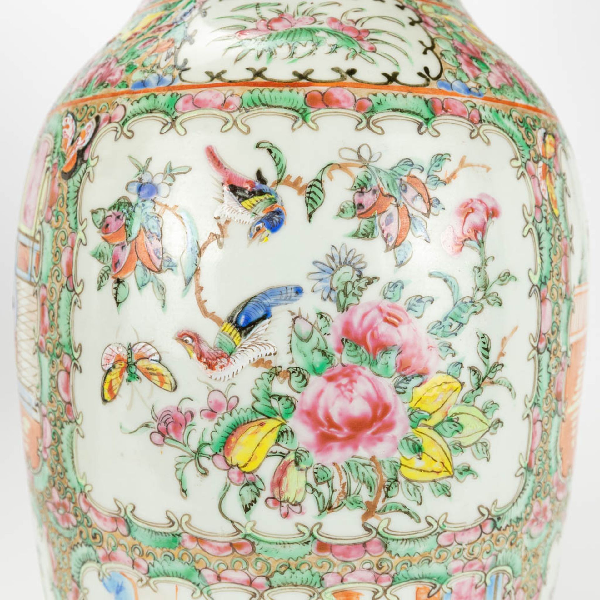 A pair of vases made of Chinese porcelain in Canton style. 19th century. - Image 10 of 17