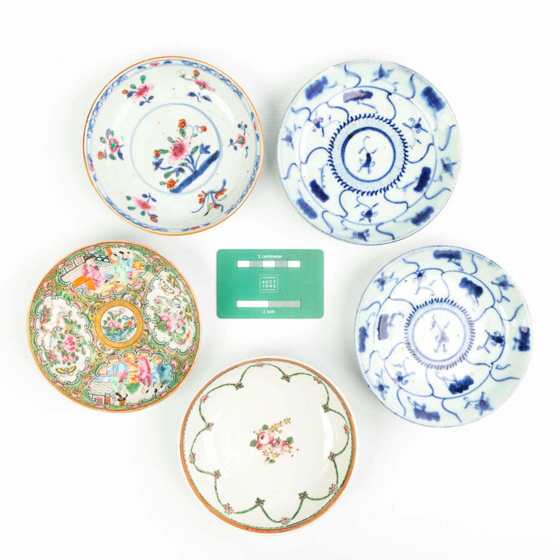 A collection of 5 plates made of Chinese porcelain with different patterns. - Image 13 of 15
