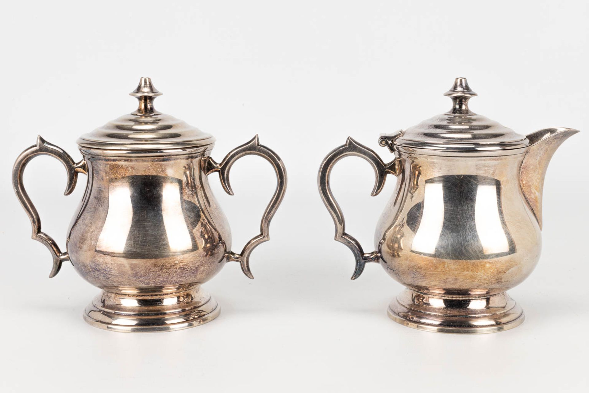 A coffee and tea service made of silver-plated metal. - Image 10 of 15