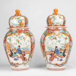 A pair of baluster vases with lid, made of Japanese porcelain.