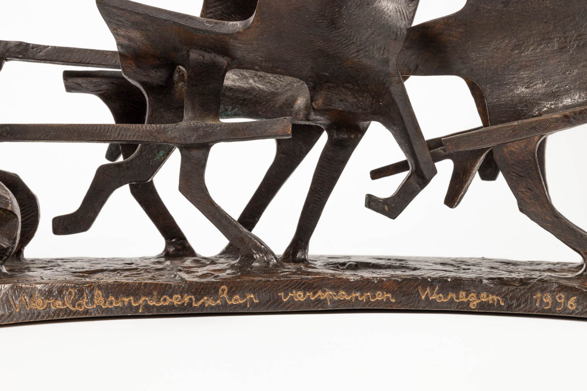 Fernand VANDERPLANCKE (1938) 'Vierspan' an abstract bronze statue of a horse-drawn carriage - Image 10 of 12