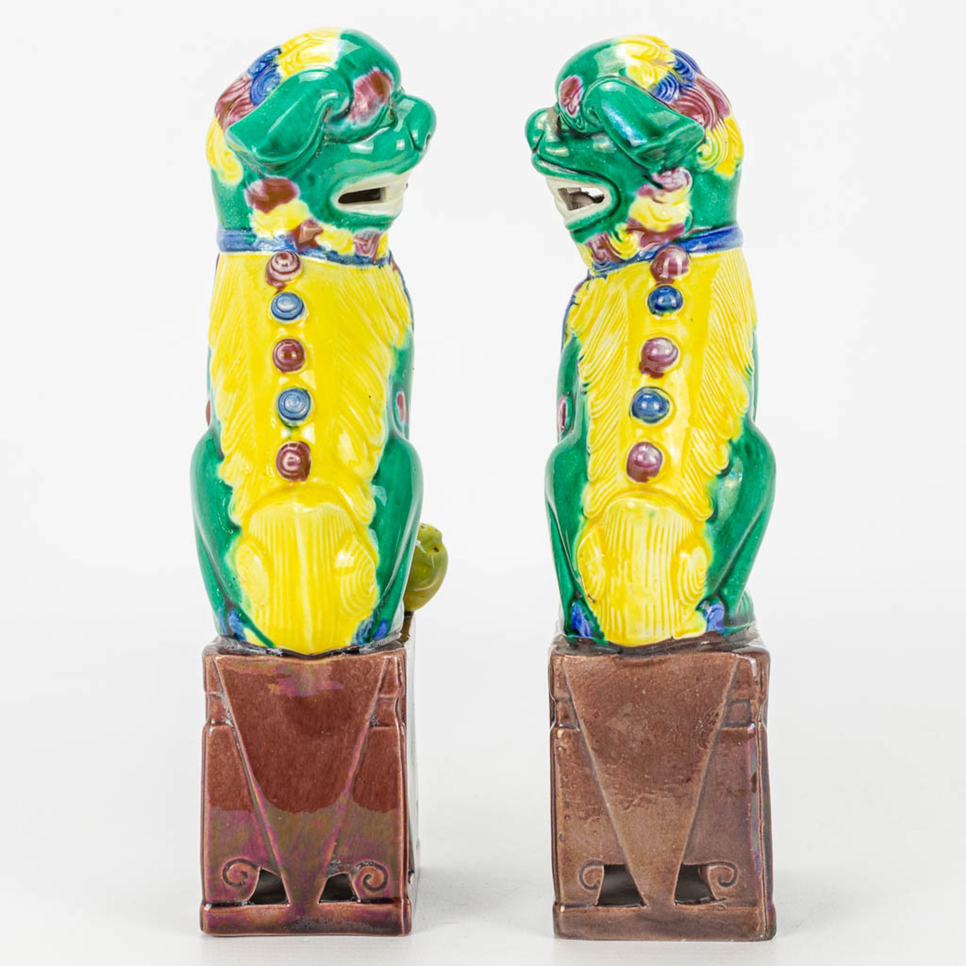 A pair of Foo dogs and chicken made of Chinese porcelain. - Image 13 of 14