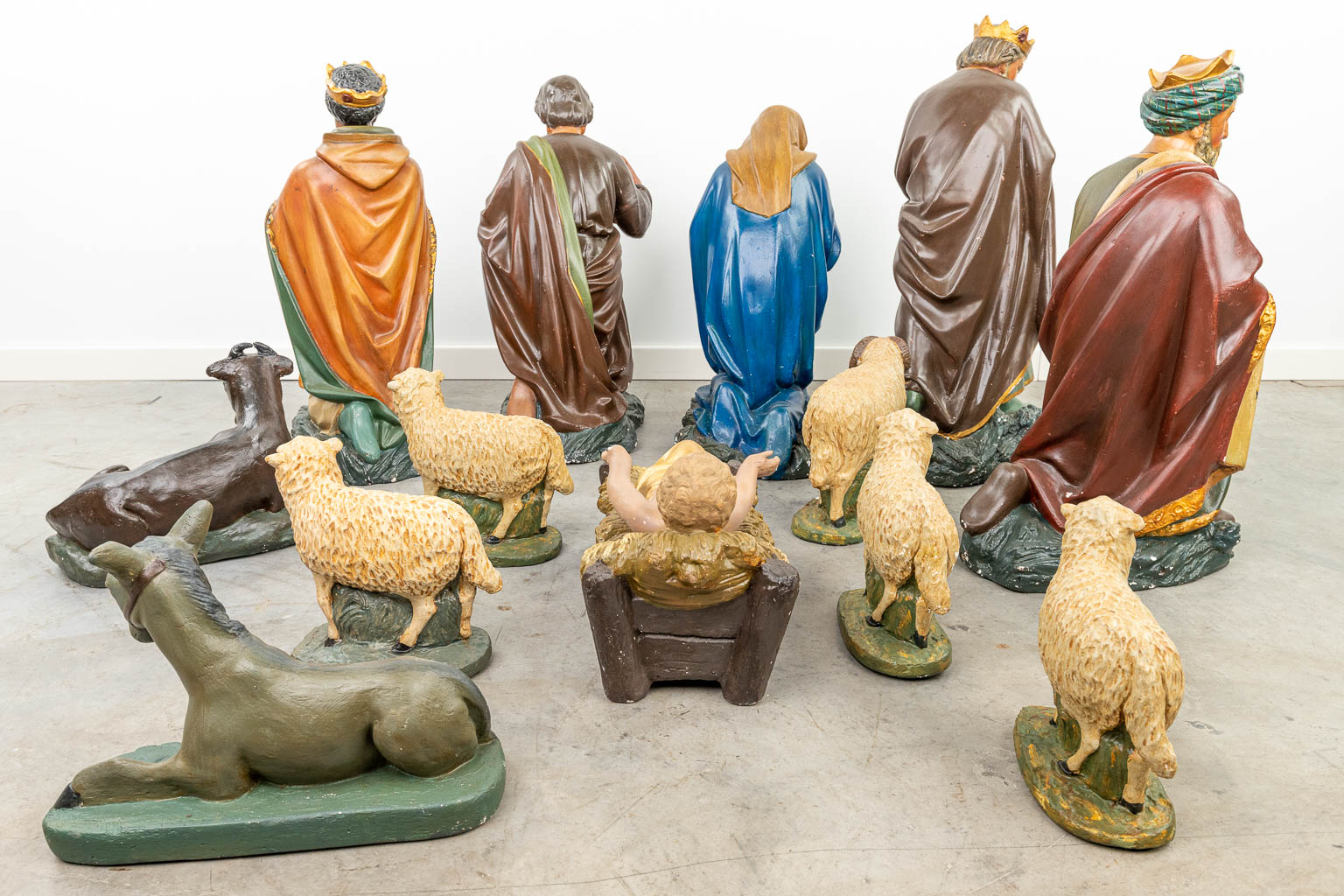 A complete and large figurative Nativity scene made of patinated plaster - Image 16 of 18