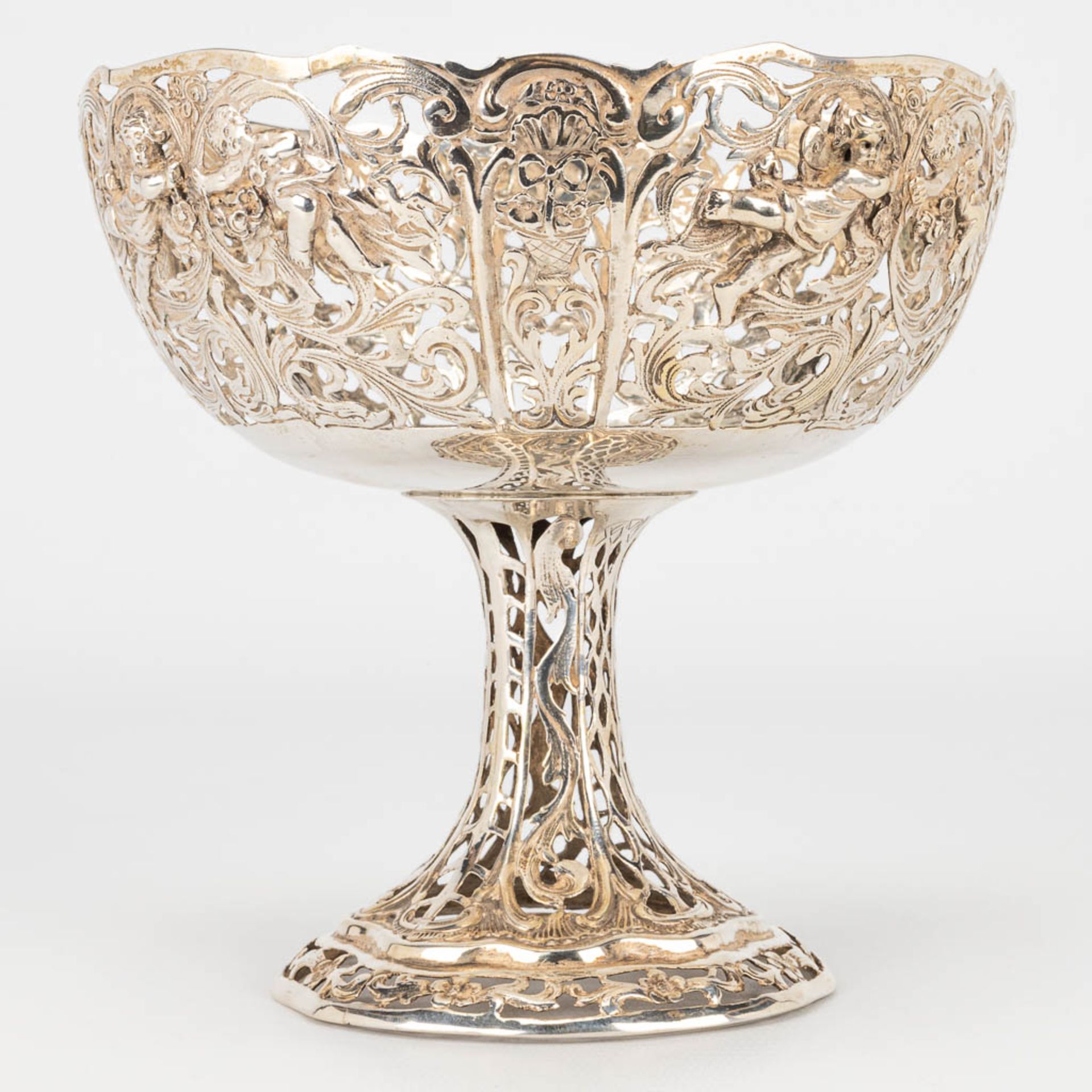 A tazza made of silver and decorated with putti. 248g - Image 6 of 10