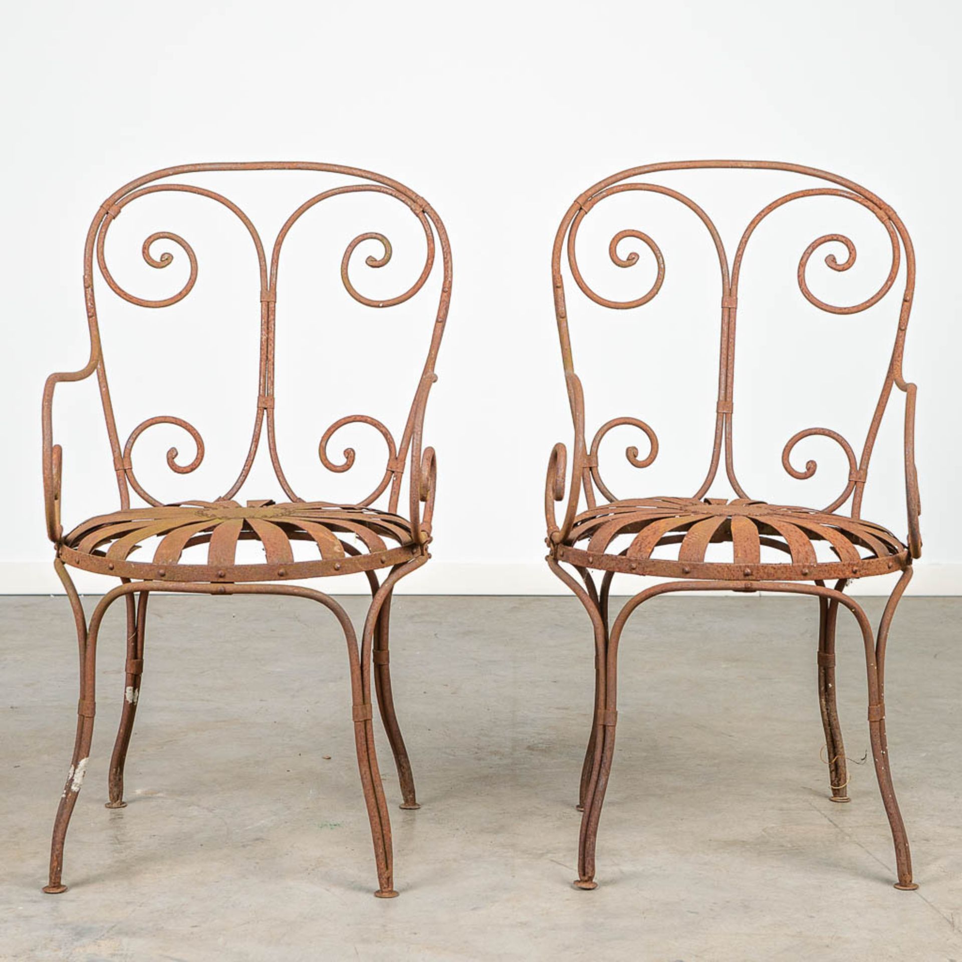 A pair of garden chairs made of wrought iron. - Image 6 of 6