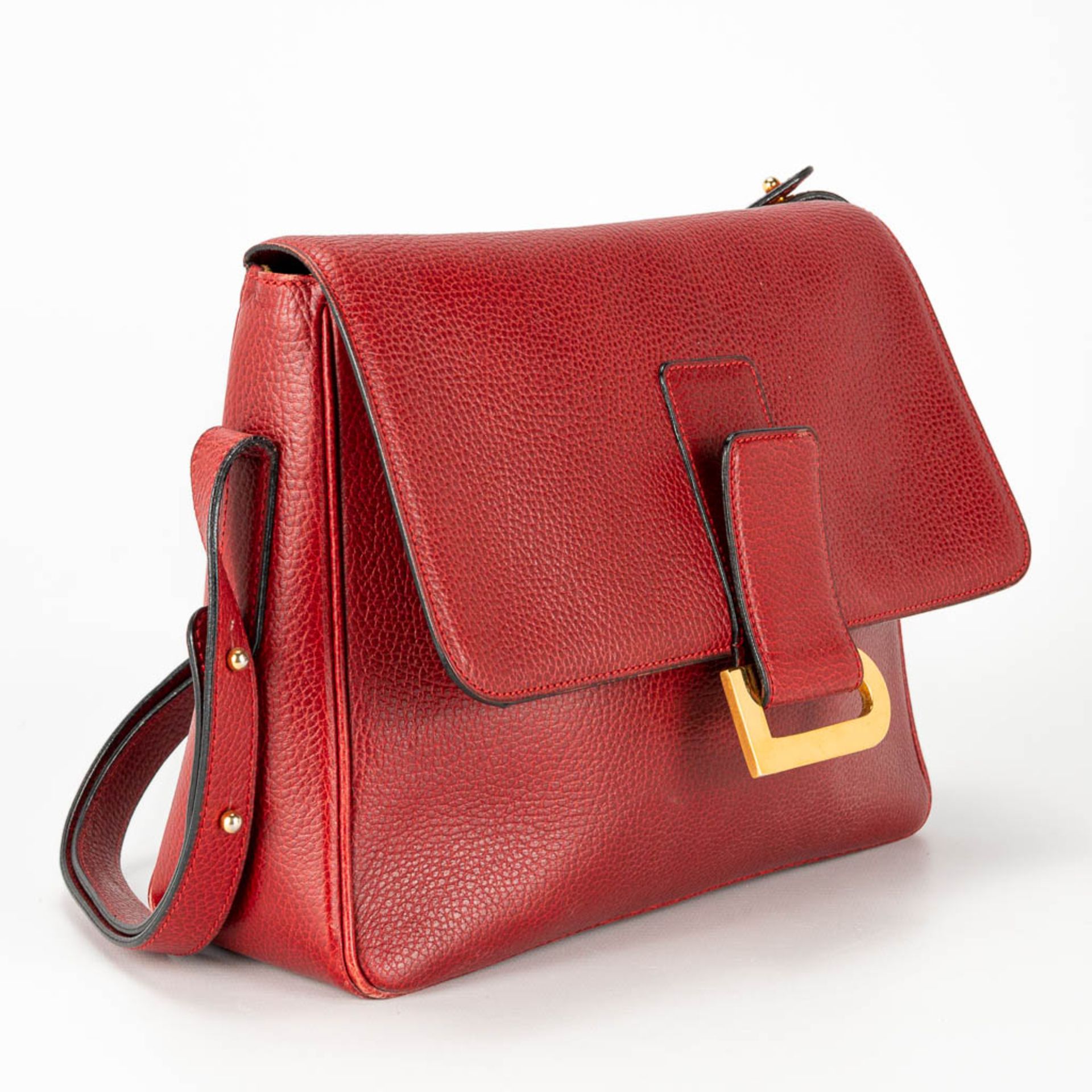 A purse made of red leather and marked Delvaux. - Image 7 of 16