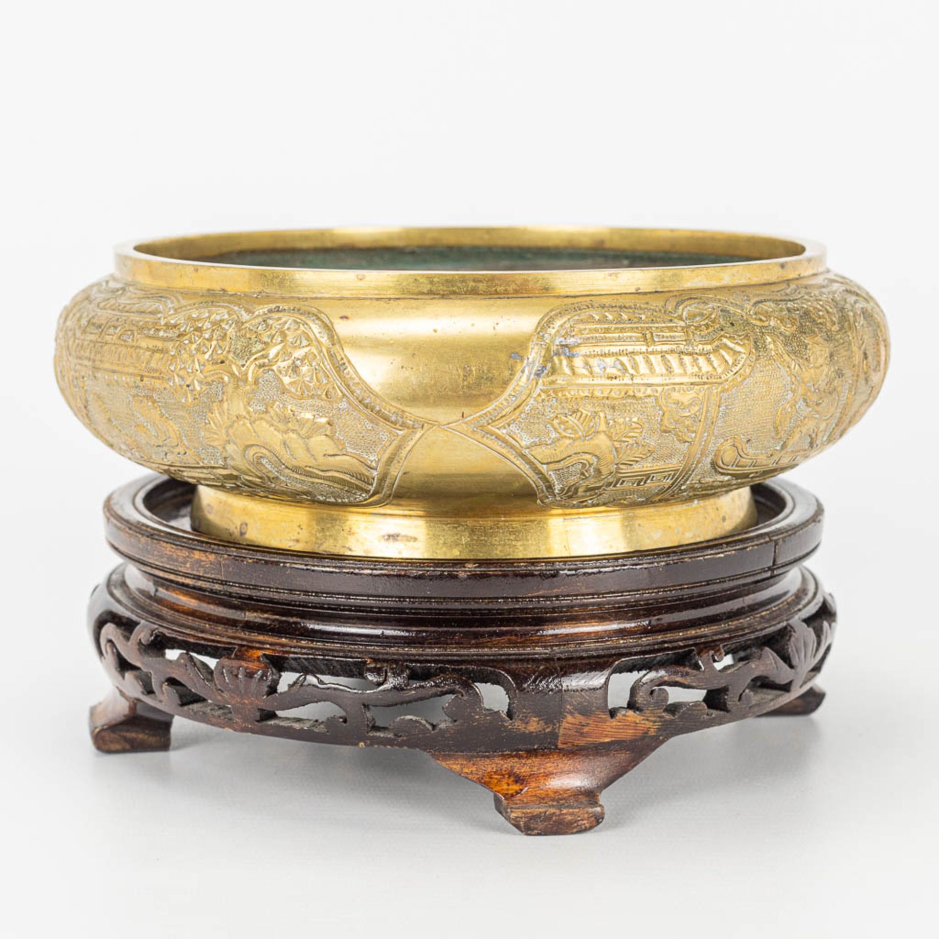 A bronze bržle parfum bowl, on a wood base. Marked Xuande. - Image 7 of 14