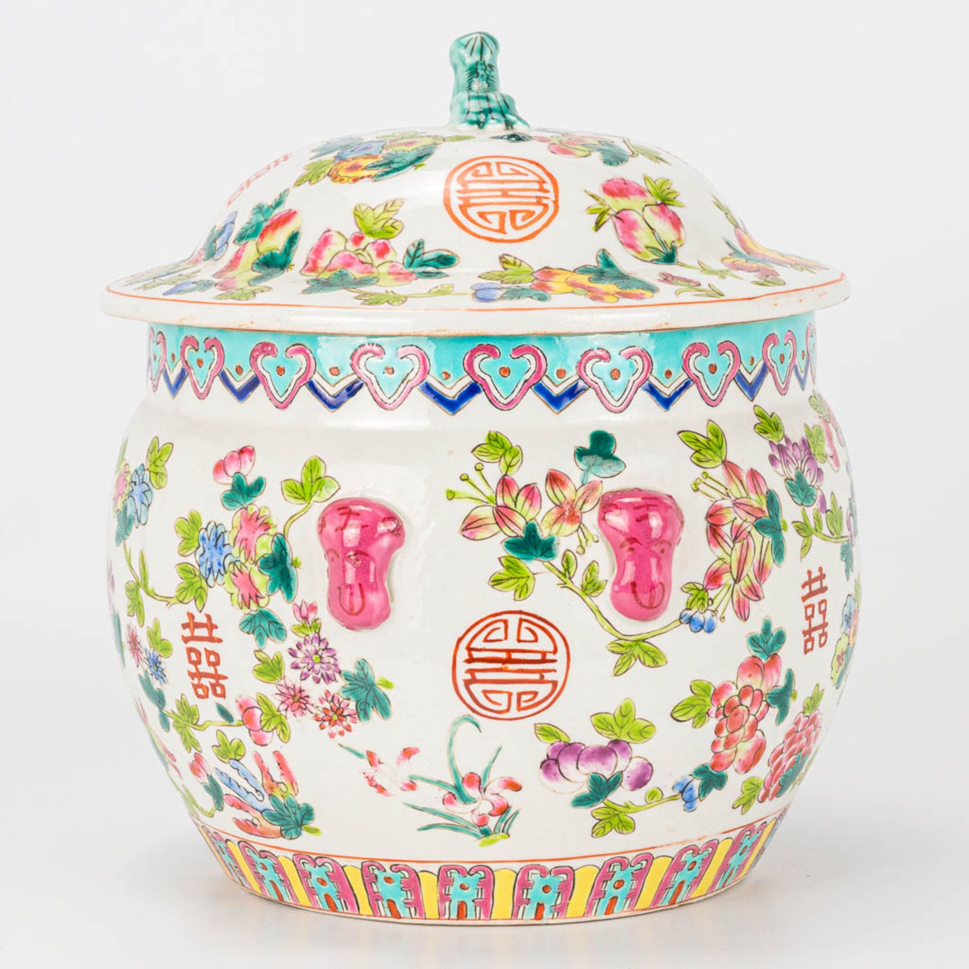 A jar made of Chinese porcelain and decorated with flowers. Marked Tongzhi, 19th/20th century. - Image 5 of 13