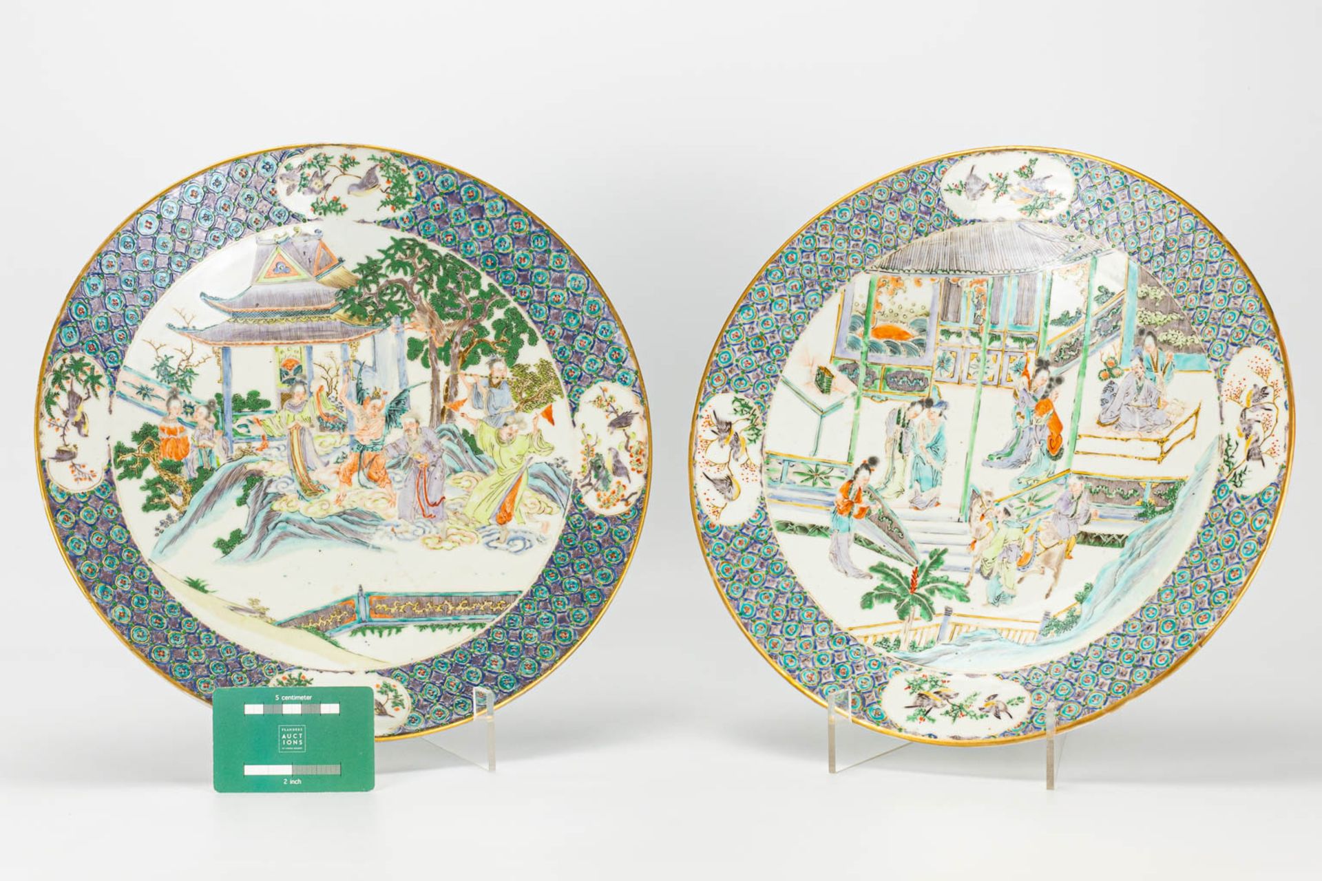 A pair of plates made of Chinese porcelain in Kanton style. 19th century. - Image 22 of 24