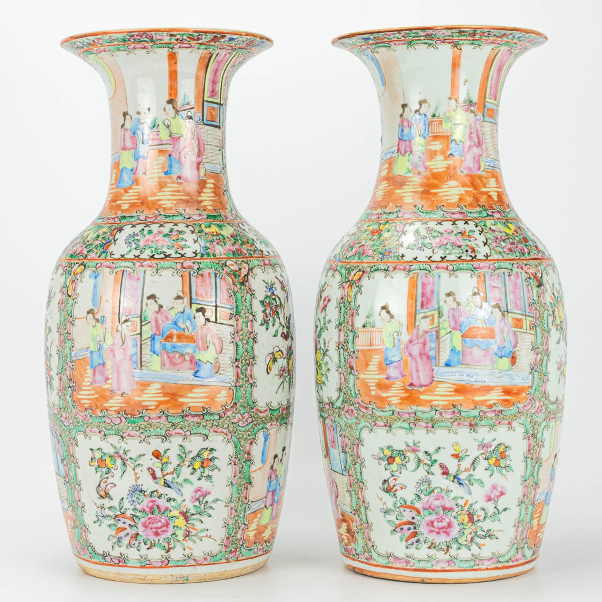 A pair of vases made of Chinese porcelain in Canton style. 19th century. - Image 12 of 17