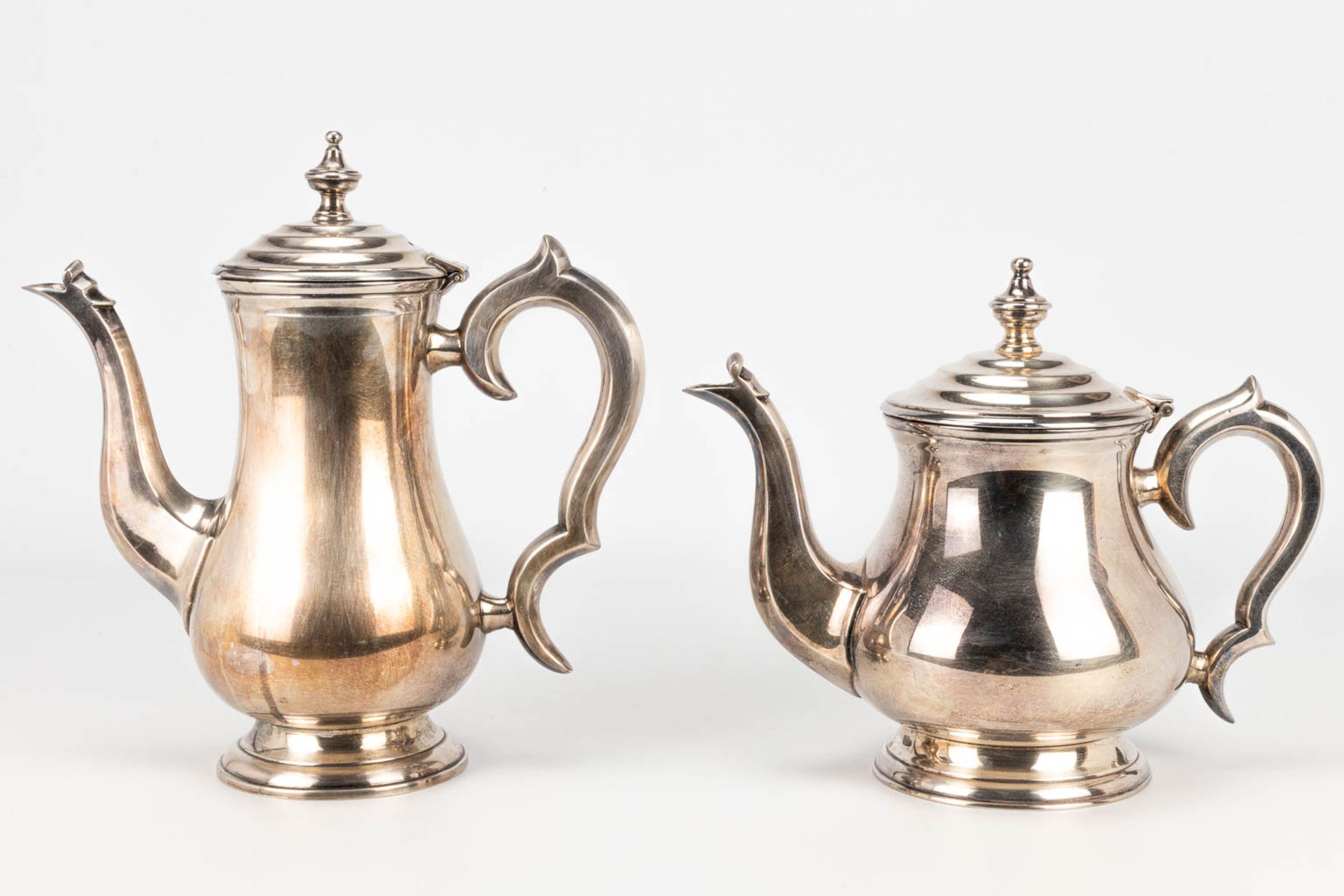 A coffee and tea service made of silver-plated metal. - Image 8 of 15