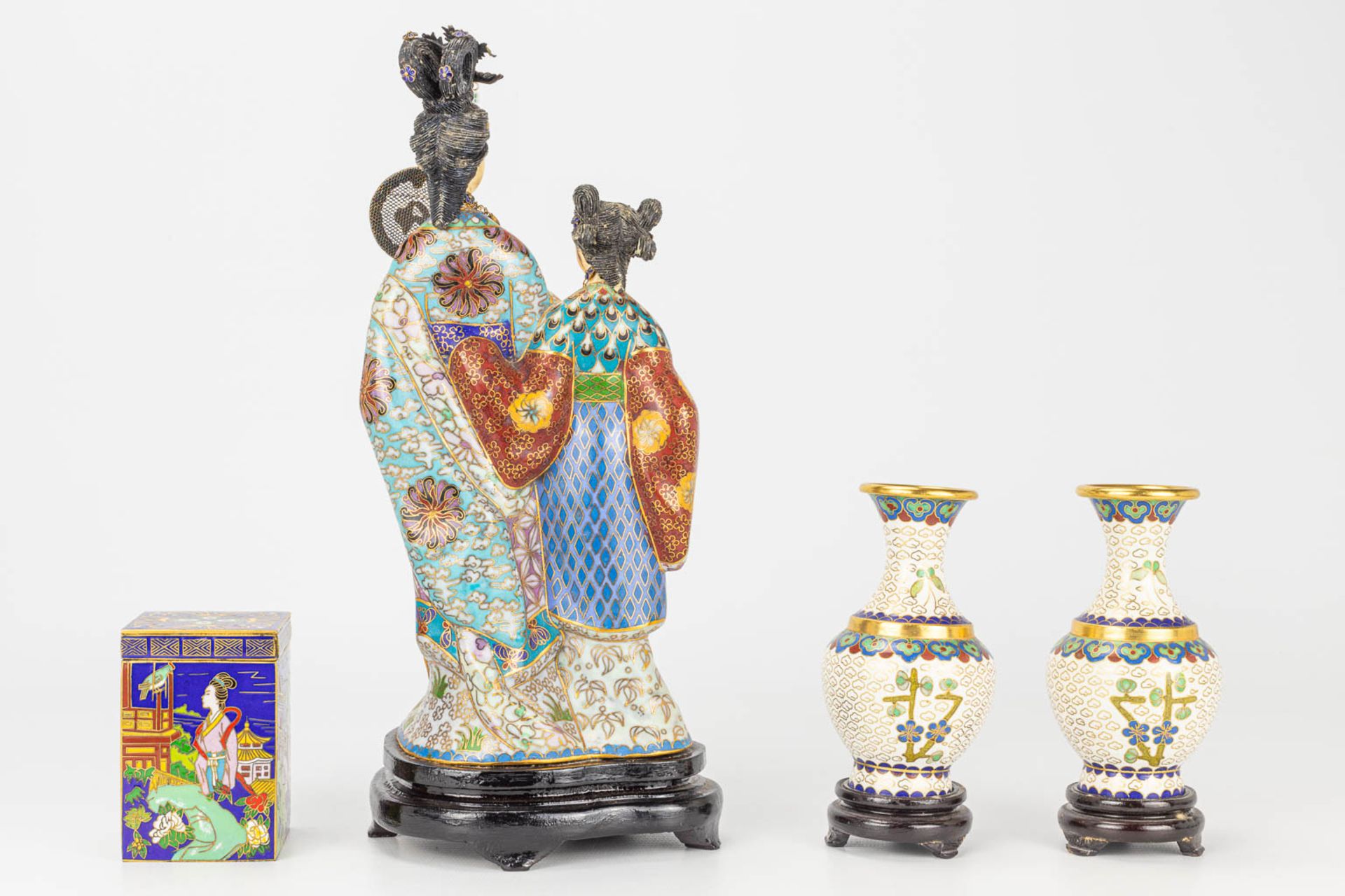 A large collection of Chinese cloisonnŽ bronze items. - Image 15 of 20
