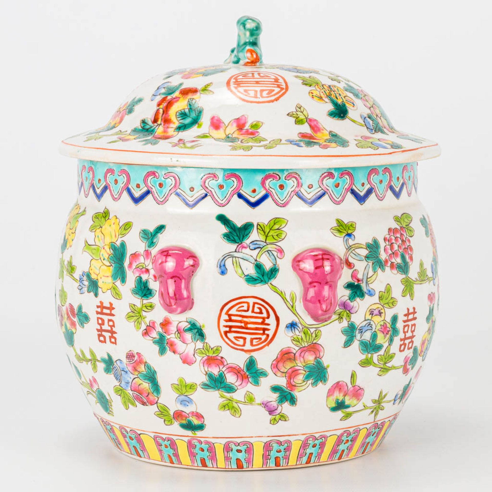 A jar made of Chinese porcelain and decorated with flowers. Marked Tongzhi, 19th/20th century. - Image 9 of 13