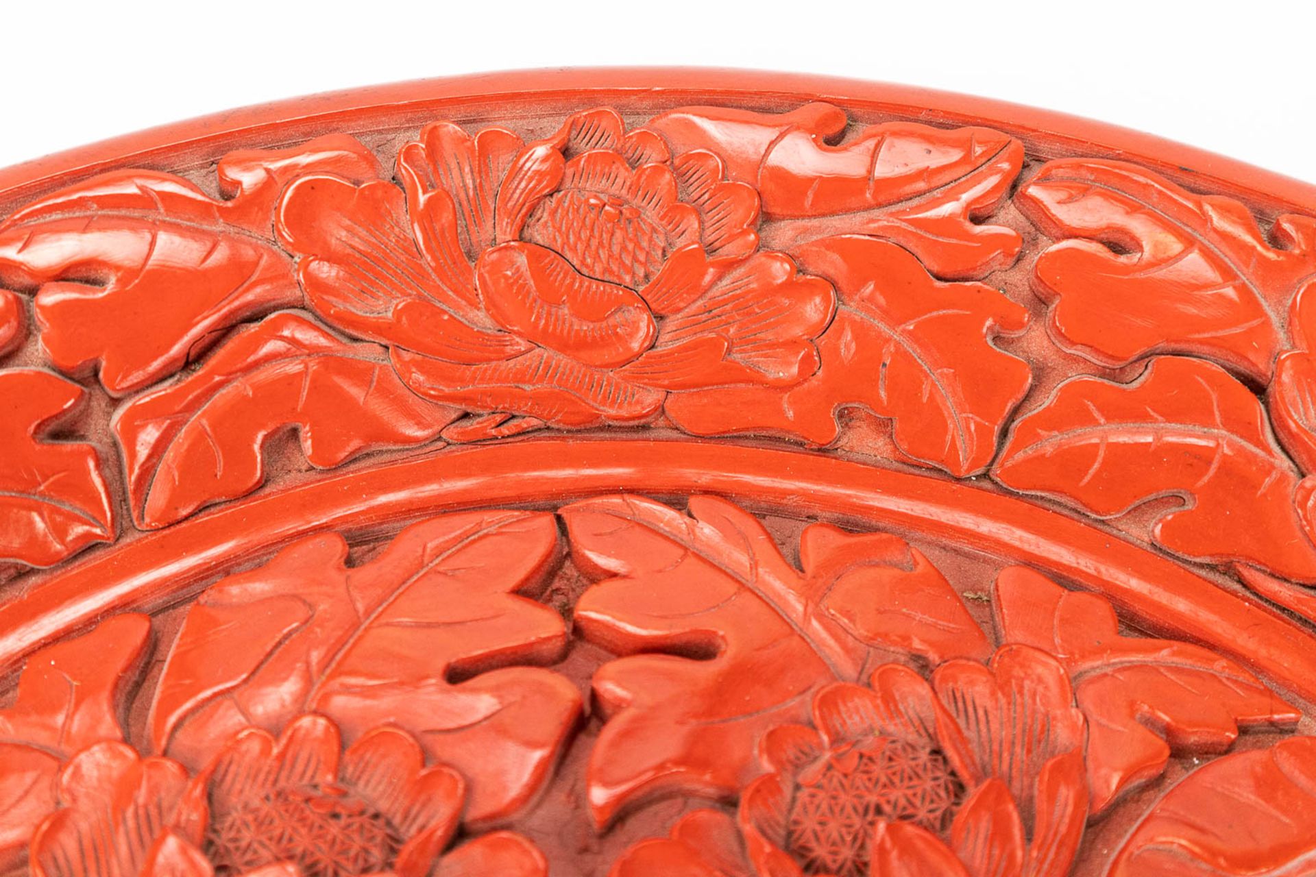 A plate made of lacquered cinnabar and made in China. - Image 10 of 10