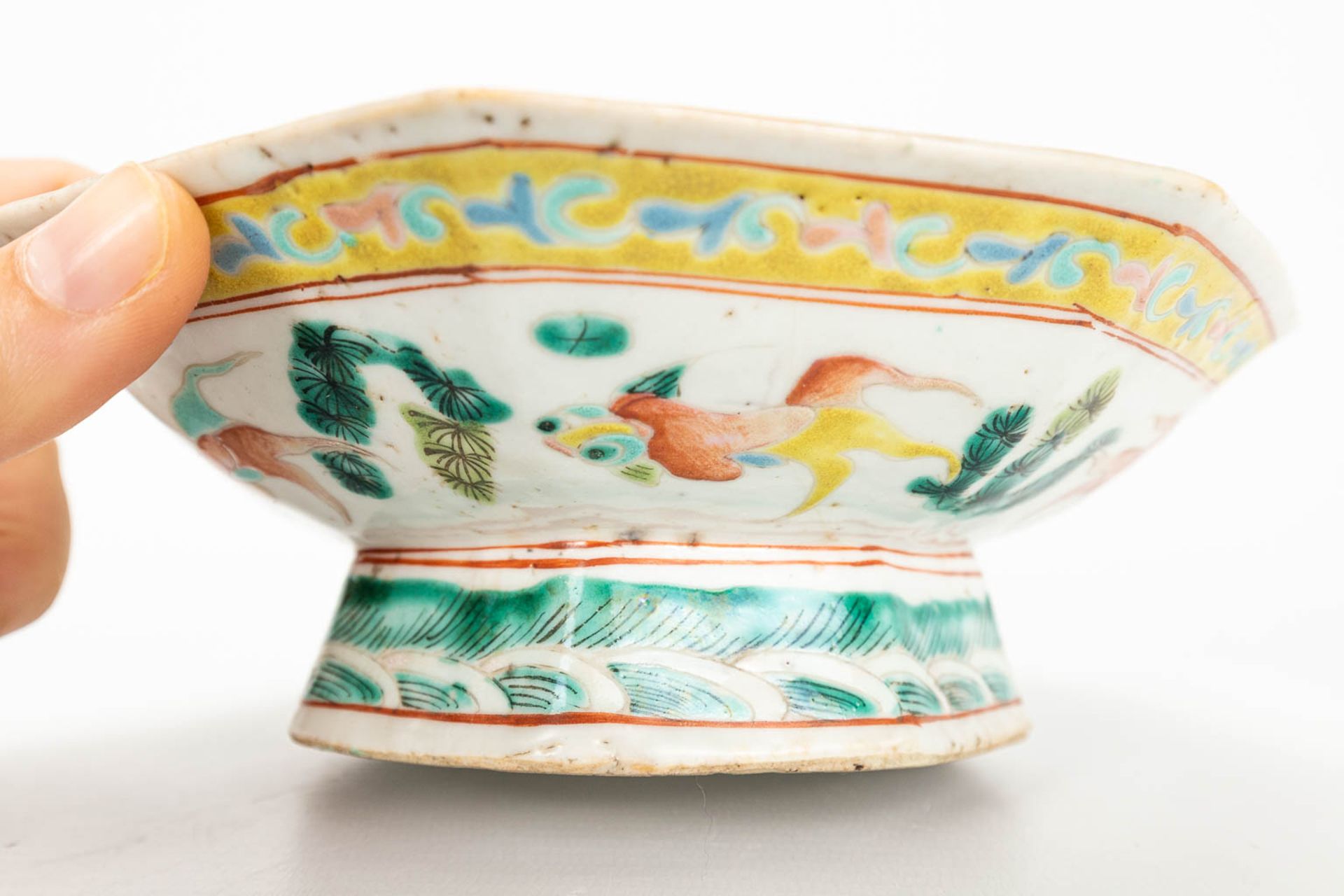 A set of 4 items made of Chinese porcelain. 2 small bowls and 2 ginger jars without lids. - Image 10 of 23